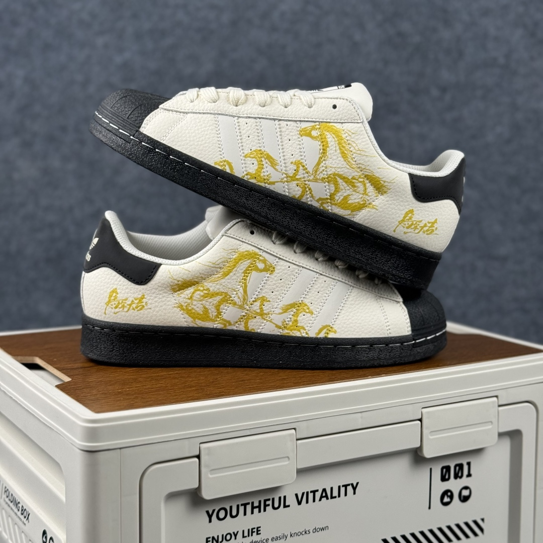Adidas Originals“马年联名限定-”保留标志性黑贝壳头 米白基底搭配红黑撞色条纹 LX0913-Top High Quatity Cheap Sneakers Fashion Clothing Clothes Bags handbags Shoes of all Brand wholesale With The best Quality And Beautiful Price from China Factory Chinese suppliers wholesaler seller Adidas Originals“马年联名限定-”保留标志性黑贝壳头 米白基底搭配红黑撞色条纹 LX0913