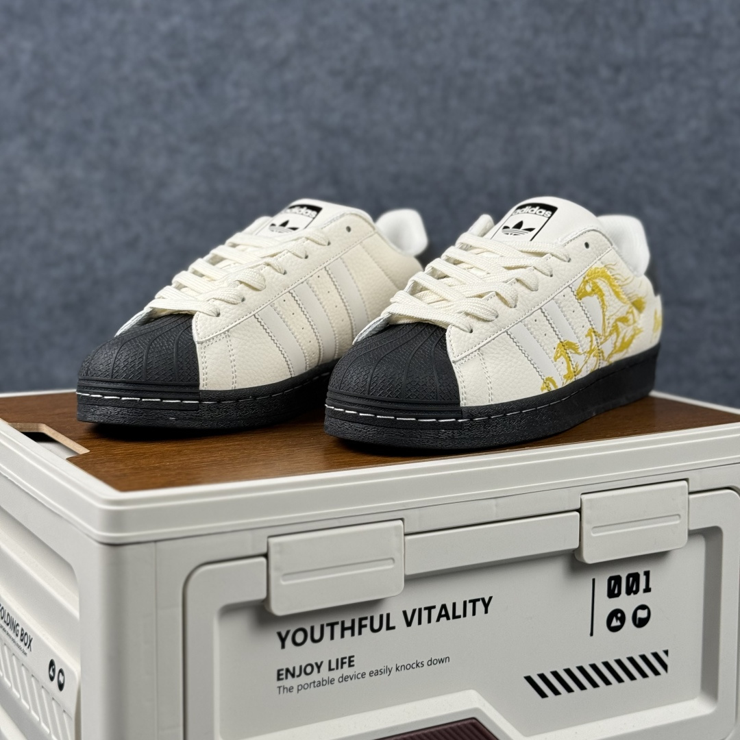 Adidas Originals“马年联名限定-”保留标志性黑贝壳头 米白基底搭配红黑撞色条纹 LX0913-Top High Quatity Cheap Sneakers Fashion Clothing Clothes Bags handbags Shoes of all Brand wholesale With The best Quality And Beautiful Price from China Factory Chinese suppliers wholesaler seller Adidas Originals“马年联名限定-”保留标志性黑贝壳头 米白基底搭配红黑撞色条纹 LX0913
