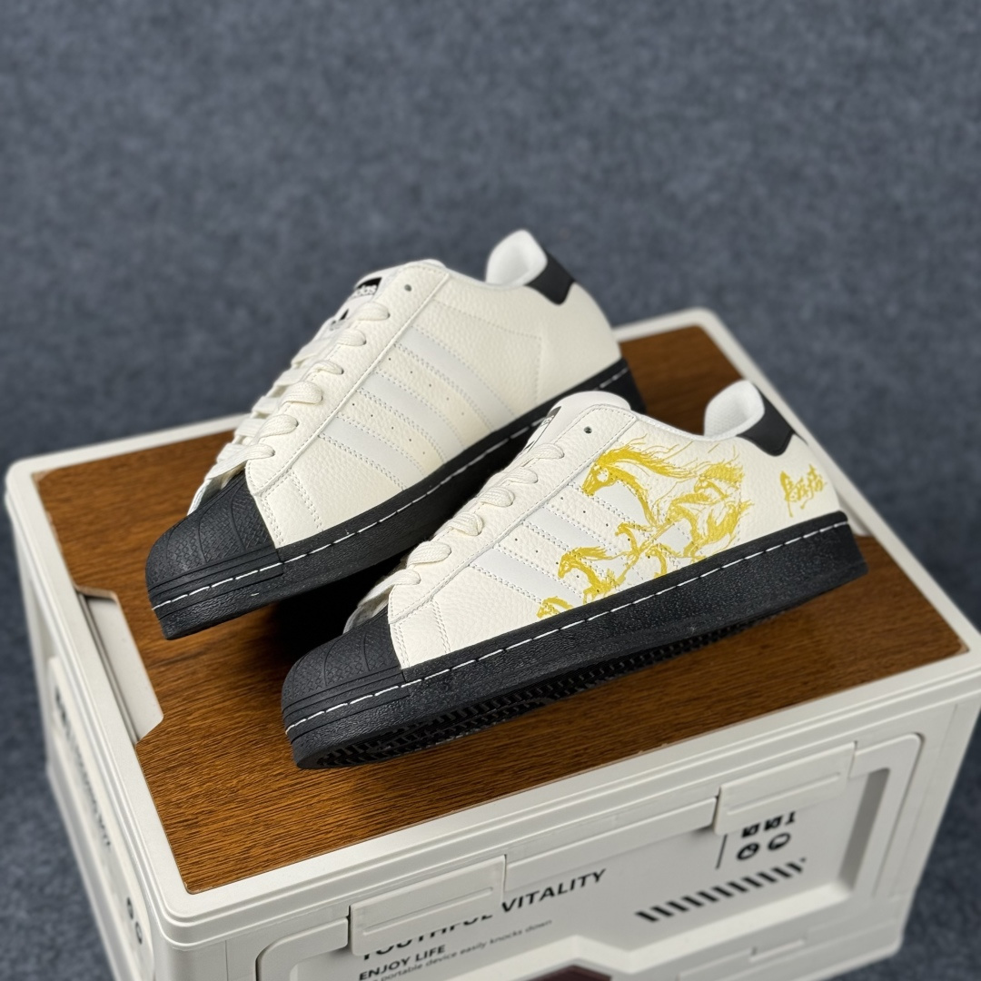 Adidas Originals“马年联名限定-”保留标志性黑贝壳头 米白基底搭配红黑撞色条纹 LX0913-Top High Quatity Cheap Sneakers Fashion Clothing Clothes Bags handbags Shoes of all Brand wholesale With The best Quality And Beautiful Price from China Factory Chinese suppliers wholesaler seller Adidas Originals“马年联名限定-”保留标志性黑贝壳头 米白基底搭配红黑撞色条纹 LX0913