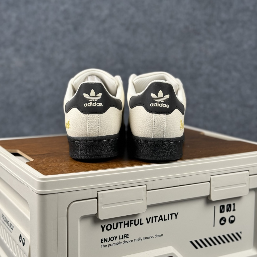 Adidas Originals“马年联名限定-”保留标志性黑贝壳头 米白基底搭配红黑撞色条纹 LX0913-Top High Quatity Cheap Sneakers Fashion Clothing Clothes Bags handbags Shoes of all Brand wholesale With The best Quality And Beautiful Price from China Factory Chinese suppliers wholesaler seller Adidas Originals“马年联名限定-”保留标志性黑贝壳头 米白基底搭配红黑撞色条纹 LX0913