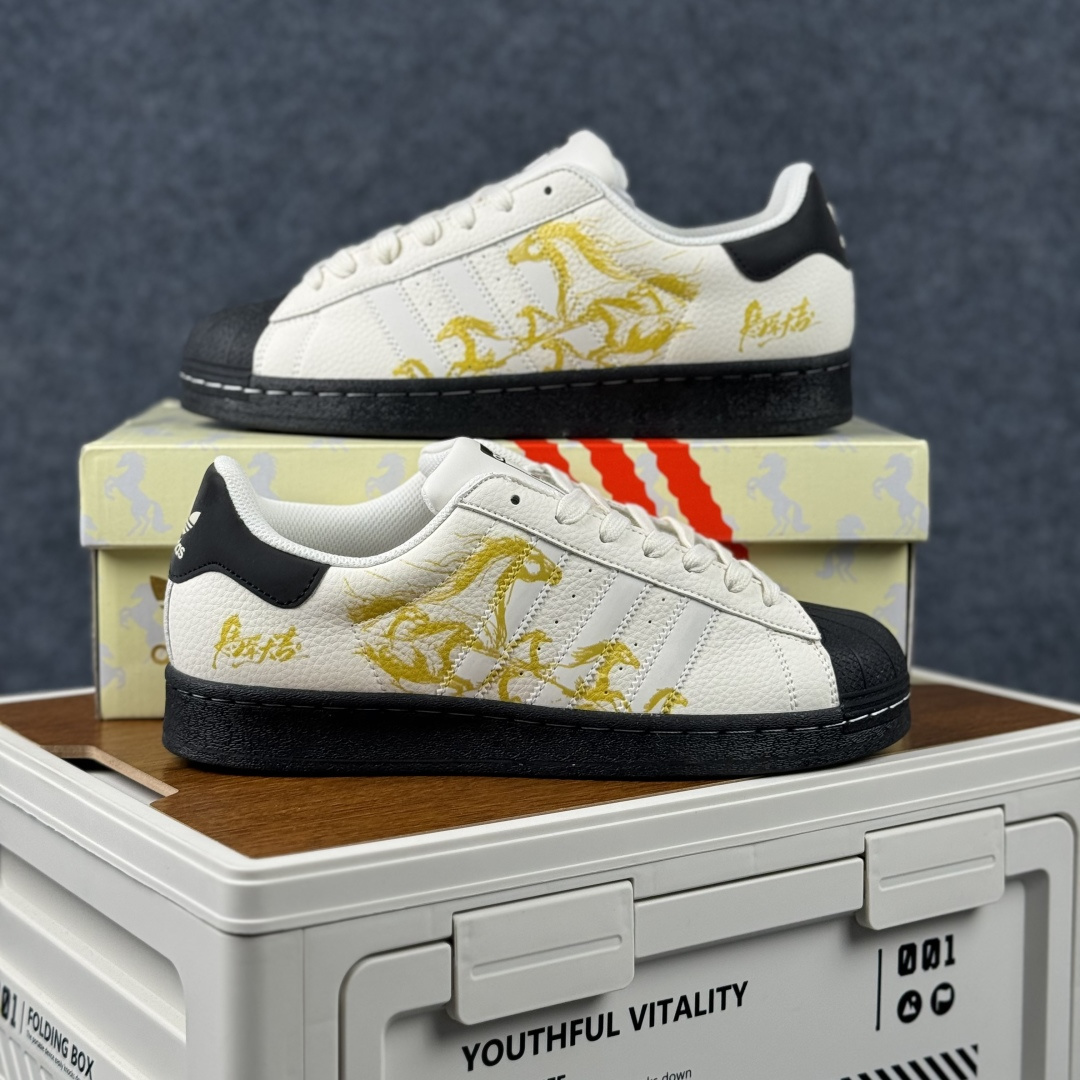 Adidas Originals“马年联名限定-”保留标志性黑贝壳头 米白基底搭配红黑撞色条纹 LX0913-Top High Quatity Cheap Sneakers Fashion Clothing Clothes Bags handbags Shoes of all Brand wholesale With The best Quality And Beautiful Price from China Factory Chinese suppliers wholesaler seller Adidas Originals“马年联名限定-”保留标志性黑贝壳头 米白基底搭配红黑撞色条纹 LX0913