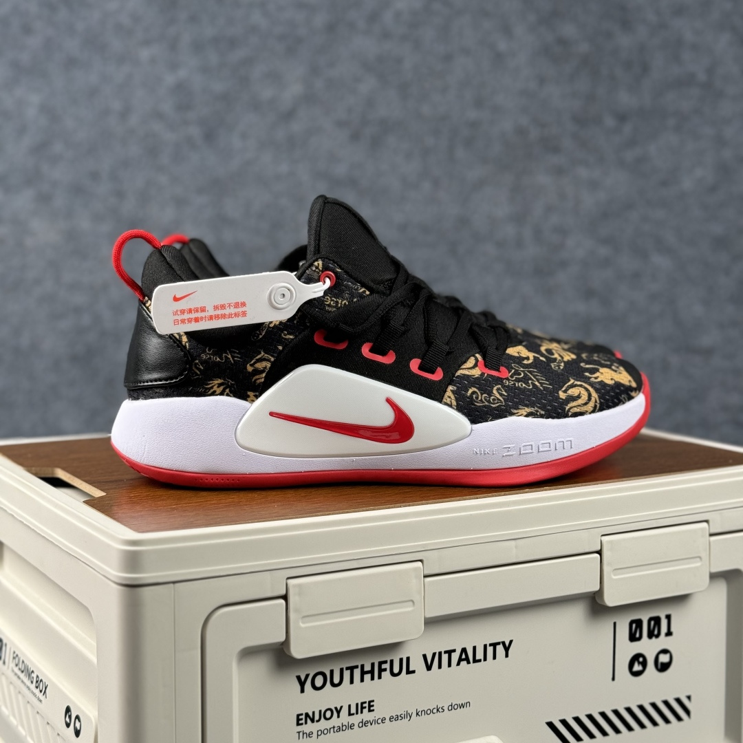 Nike Zoom Hyperdunk 2019「马年限定·黑金战魂」 以暗纹瑞马 赴球场之约 AR0465-010 Nike Zoom Hyperdunk 2019「马年限定·黑金战魂」 以暗纹瑞马 赴球场之约 AR0465-010