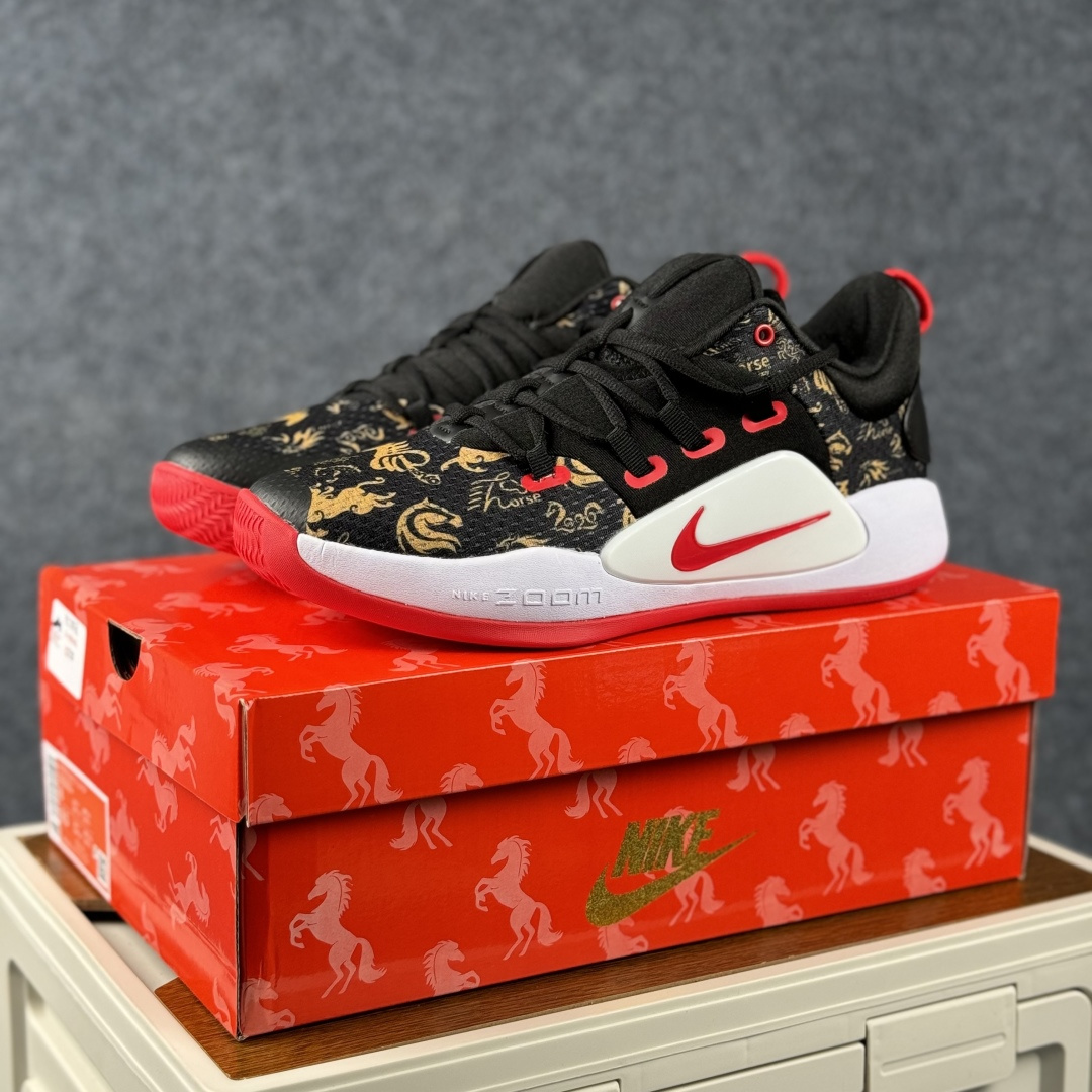 Nike Zoom Hyperdunk 2019「马年限定·黑金战魂」 以暗纹瑞马 赴球场之约 AR0465-010 Nike Zoom Hyperdunk 2019「马年限定·黑金战魂」 以暗纹瑞马 赴球场之约 AR0465-010