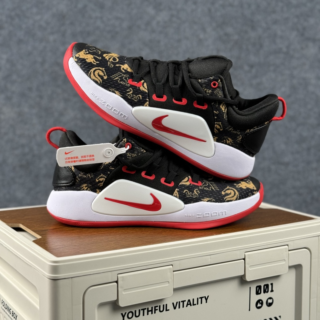 Nike Zoom Hyperdunk 2019「马年限定·黑金战魂」 以暗纹瑞马 赴球场之约 AR0465-010 Nike Zoom Hyperdunk 2019「马年限定·黑金战魂」 以暗纹瑞马 赴球场之约 AR0465-010