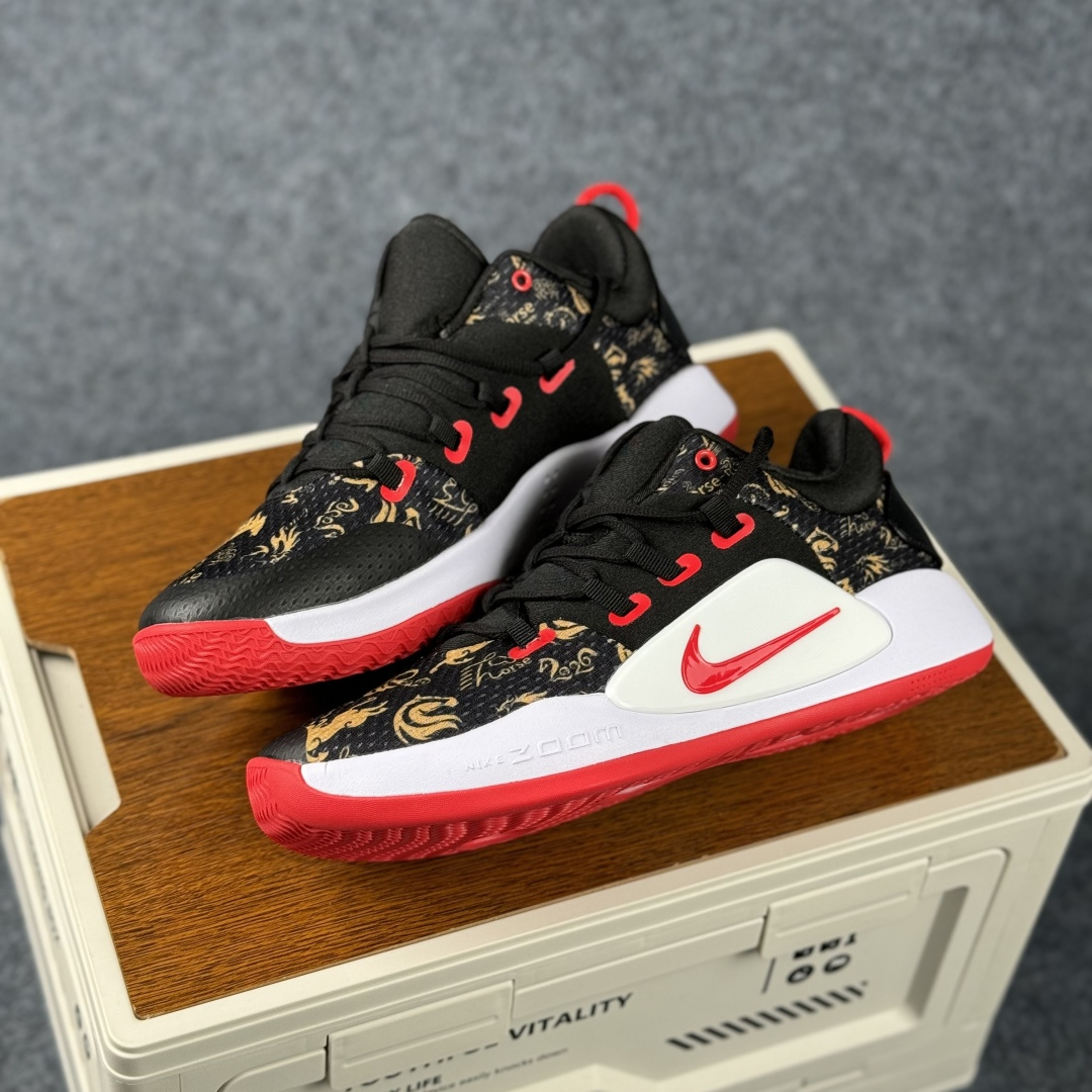 Nike Zoom Hyperdunk 2019「马年限定·黑金战魂」 以暗纹瑞马 赴球场之约 AR0465-010 Nike Zoom Hyperdunk 2019「马年限定·黑金战魂」 以暗纹瑞马 赴球场之约 AR0465-010