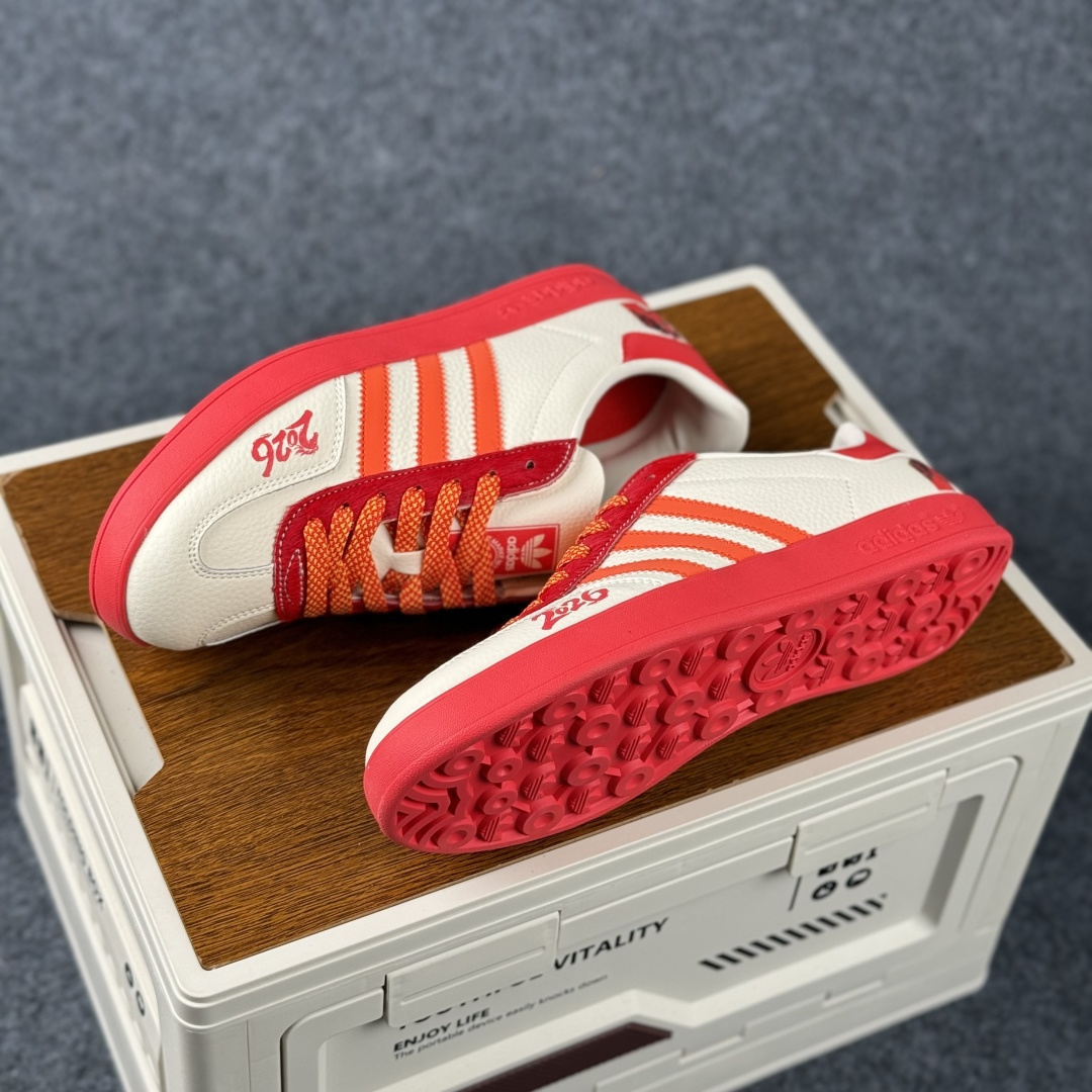 Adidas Handball Spezial Sanba 马年限定 LX0902 阿迪达斯经典款 桑巴德训 复古休闲板鞋-Top High Quatity Cheap Sneakers Fashion Clothing Clothes Bags handbags Shoes of all Brand wholesale With The best Quality And Beautiful Price from China Factory Chinese suppliers wholesaler seller Adidas Handball Spezial Sanba 马年限定 LX0902 阿迪达斯经典款 桑巴德训 复古休闲板鞋