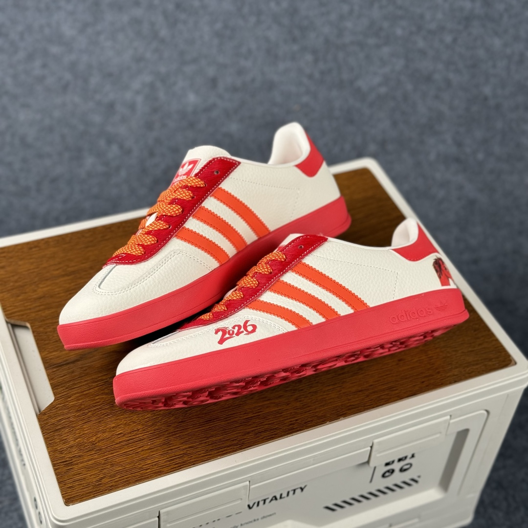 Adidas Handball Spezial Sanba 马年限定 LX0902 阿迪达斯经典款 桑巴德训 复古休闲板鞋-Top High Quatity Cheap Sneakers Fashion Clothing Clothes Bags handbags Shoes of all Brand wholesale With The best Quality And Beautiful Price from China Factory Chinese suppliers wholesaler seller Adidas Handball Spezial Sanba 马年限定 LX0902 阿迪达斯经典款 桑巴德训 复古休闲板鞋