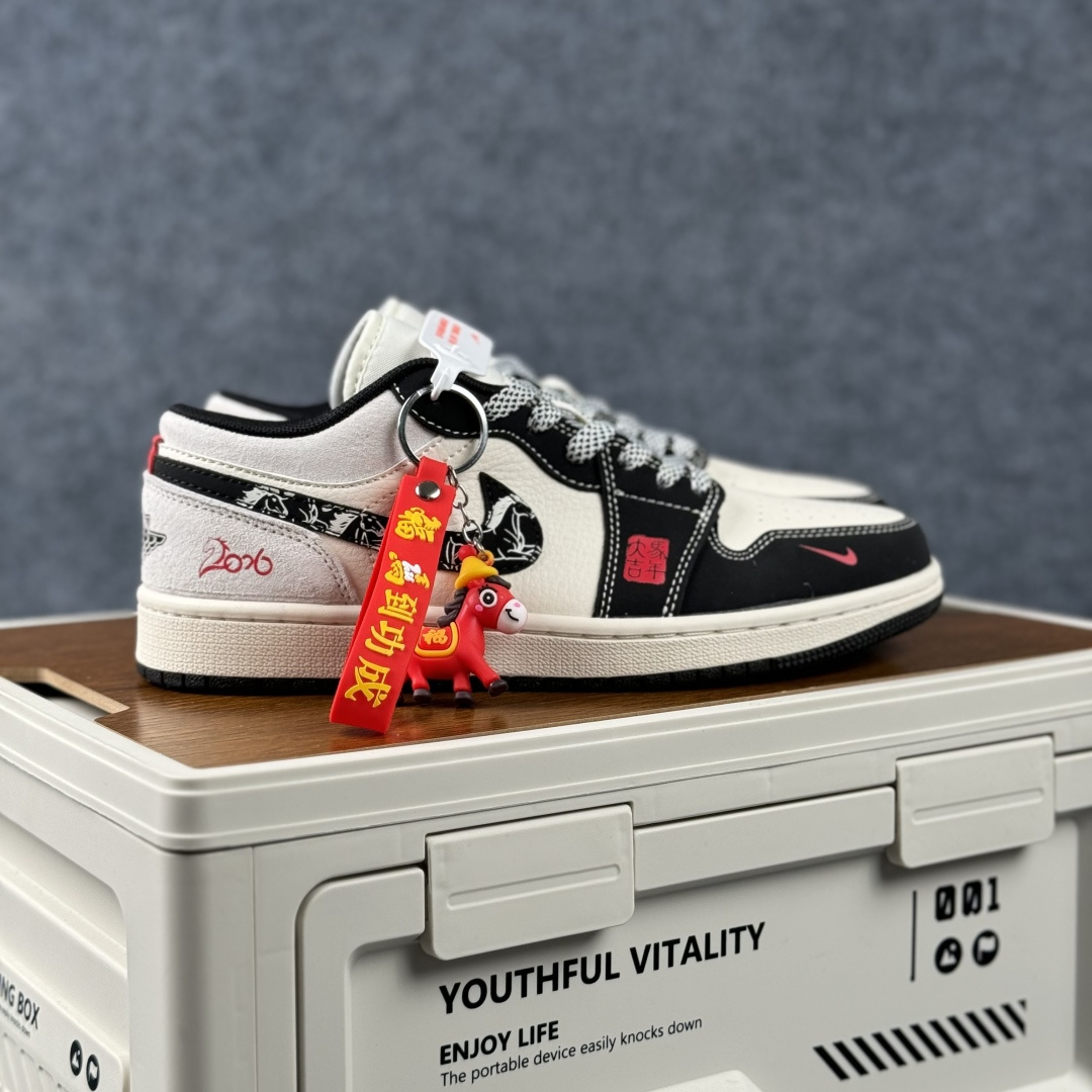 Air Jordan 1 Low AJ1 乔1 2026 马年限定 高端定制 低帮复古篮球鞋 LX1988-826 Air Jordan 1 Low AJ1 乔1 2026 马年限定 高端定制 低帮复古篮球鞋 LX1988-826