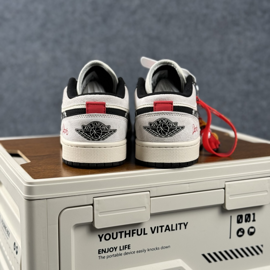 Air Jordan 1 Low AJ1 乔1 2026 马年限定 高端定制 低帮复古篮球鞋 LX1988-826 Air Jordan 1 Low AJ1 乔1 2026 马年限定 高端定制 低帮复古篮球鞋 LX1988-826