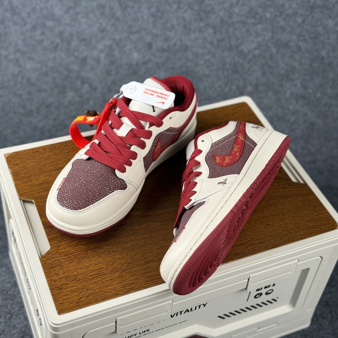 Air Jordan 1 Low AJ1 乔1 2026 马年限定 高端定制 低帮复古篮球鞋 LX1988-822-Top High Quatity Cheap Sneakers Fashion Clothing Clothes Bags handbags Shoes of all Brand wholesale With The best Quality And Beautiful Price from China Factory Chinese suppliers wholesaler seller Air Jordan 1 Low AJ1 乔1 2026 马年限定 高端定制 低帮复古篮球鞋 LX1988-822