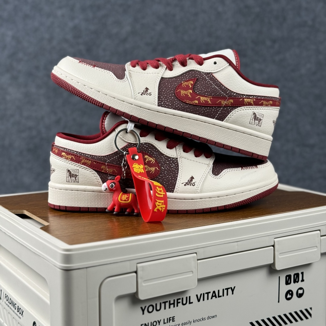 Air Jordan 1 Low AJ1 乔1 2026 马年限定 高端定制 低帮复古篮球鞋 LX1988-822-Top High Quatity Cheap Sneakers Fashion Clothing Clothes Bags handbags Shoes of all Brand wholesale With The best Quality And Beautiful Price from China Factory Chinese suppliers wholesaler seller Air Jordan 1 Low AJ1 乔1 2026 马年限定 高端定制 低帮复古篮球鞋 LX1988-822