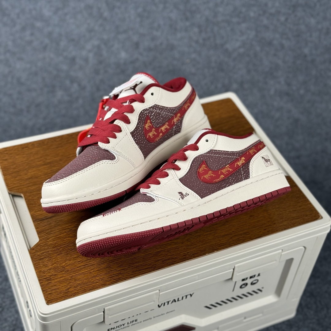 Air Jordan 1 Low AJ1 乔1 2026 马年限定 高端定制 低帮复古篮球鞋 LX1988-822-Top High Quatity Cheap Sneakers Fashion Clothing Clothes Bags handbags Shoes of all Brand wholesale With The best Quality And Beautiful Price from China Factory Chinese suppliers wholesaler seller Air Jordan 1 Low AJ1 乔1 2026 马年限定 高端定制 低帮复古篮球鞋 LX1988-822