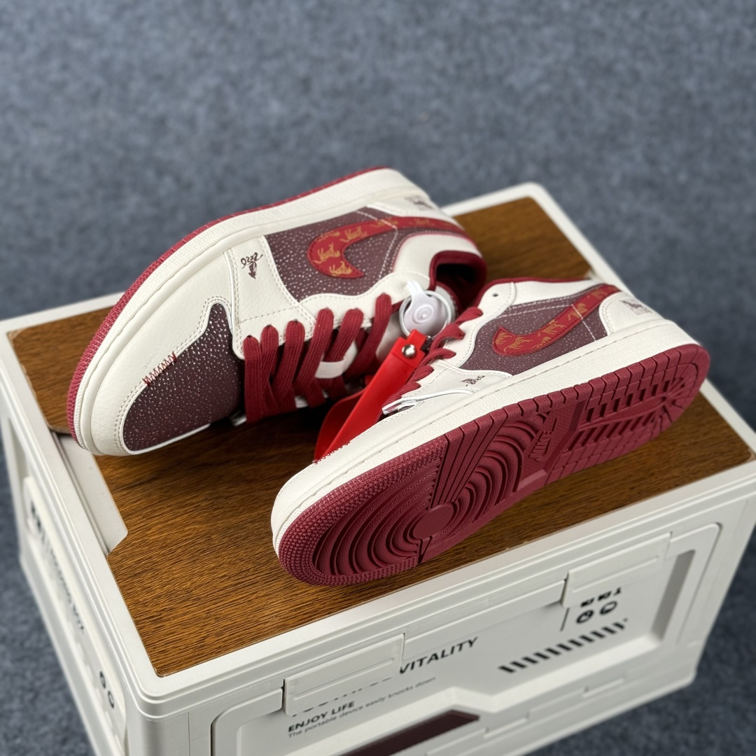 Air Jordan 1 Low AJ1 乔1 2026 马年限定 高端定制 低帮复古篮球鞋 LX1988-822-Top High Quatity Cheap Sneakers Fashion Clothing Clothes Bags handbags Shoes of all Brand wholesale With The best Quality And Beautiful Price from China Factory Chinese suppliers wholesaler seller Air Jordan 1 Low AJ1 乔1 2026 马年限定 高端定制 低帮复古篮球鞋 LX1988-822