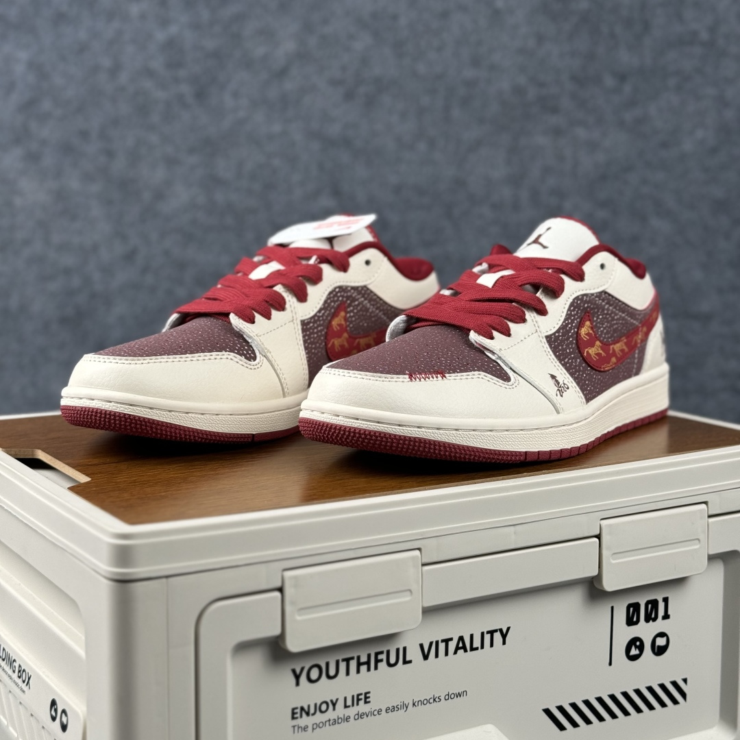Air Jordan 1 Low AJ1 乔1 2026 马年限定 高端定制 低帮复古篮球鞋 LX1988-822-Top High Quatity Cheap Sneakers Fashion Clothing Clothes Bags handbags Shoes of all Brand wholesale With The best Quality And Beautiful Price from China Factory Chinese suppliers wholesaler seller Air Jordan 1 Low AJ1 乔1 2026 马年限定 高端定制 低帮复古篮球鞋 LX1988-822