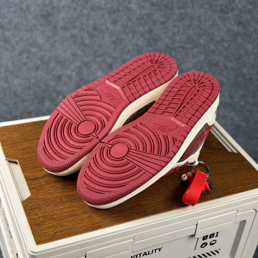 Air Jordan 1 Low AJ1 乔1 2026 马年限定 高端定制 低帮复古篮球鞋 LX1988-822-Top High Quatity Cheap Sneakers Fashion Clothing Clothes Bags handbags Shoes of all Brand wholesale With The best Quality And Beautiful Price from China Factory Chinese suppliers wholesaler seller Air Jordan 1 Low AJ1 乔1 2026 马年限定 高端定制 低帮复古篮球鞋 LX1988-822