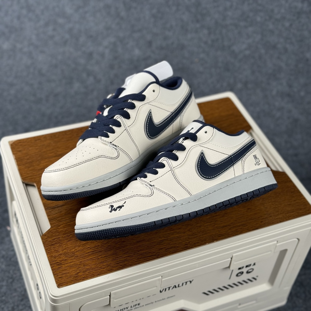 Air Jordan 1 Low AJ1 乔1 2026 马年限定 高端定制 低帮复古篮球鞋ZH2598-501-Top High Quatity Cheap Sneakers Fashion Clothing Clothes Bags handbags Shoes of all Brand wholesale With The best Quality And Beautiful Price from China Factory Chinese suppliers wholesaler seller Air Jordan 1 Low AJ1 乔1 2026 马年限定 高端定制 低帮复古篮球鞋ZH2598-501