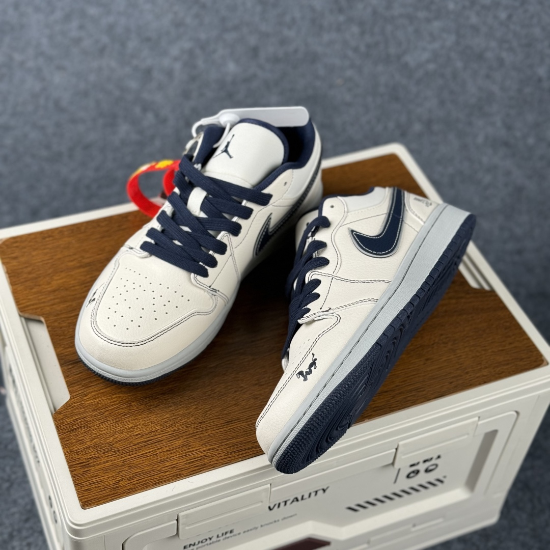 Air Jordan 1 Low AJ1 乔1 2026 马年限定 高端定制 低帮复古篮球鞋ZH2598-501-Top High Quatity Cheap Sneakers Fashion Clothing Clothes Bags handbags Shoes of all Brand wholesale With The best Quality And Beautiful Price from China Factory Chinese suppliers wholesaler seller Air Jordan 1 Low AJ1 乔1 2026 马年限定 高端定制 低帮复古篮球鞋ZH2598-501