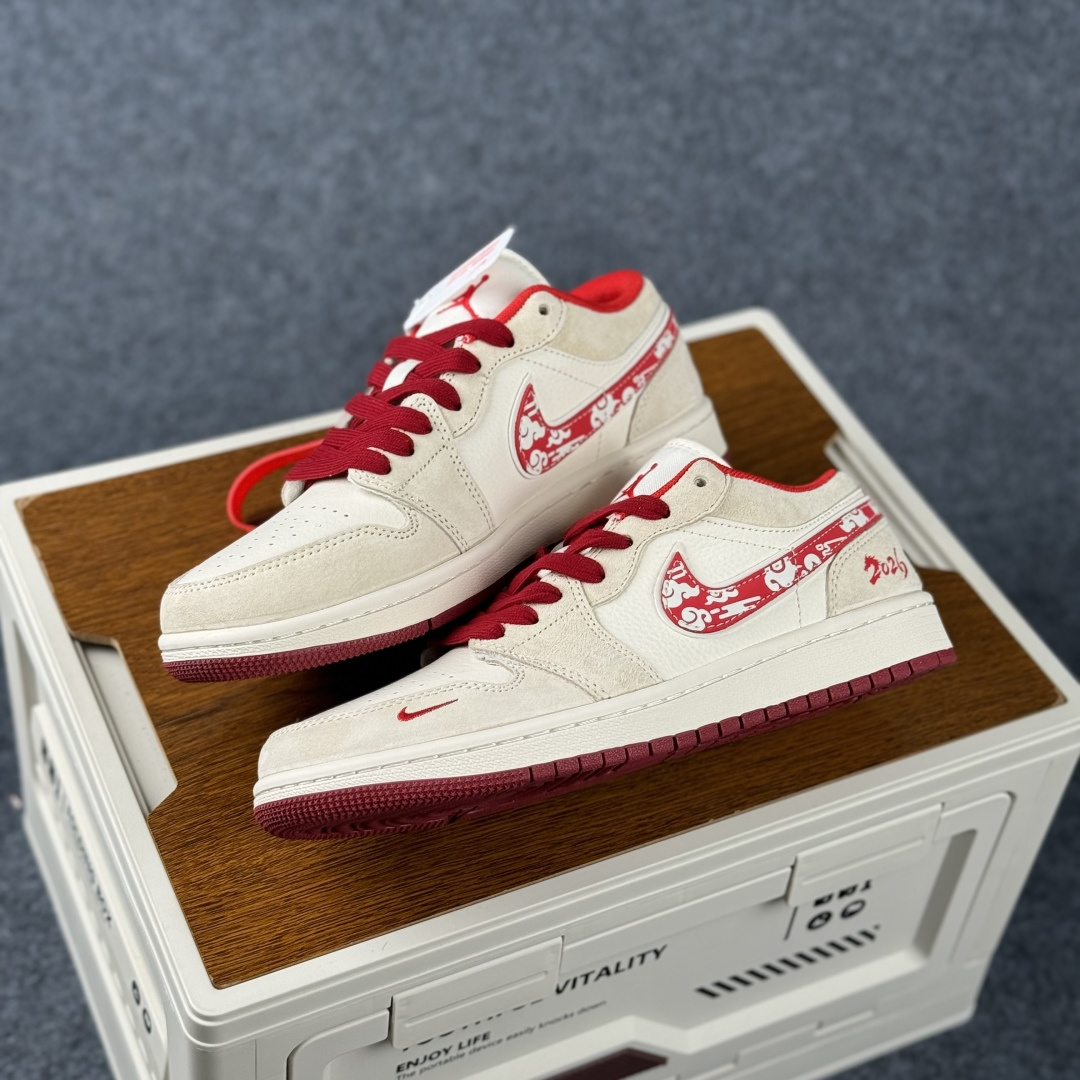 Air Jordan 1 Low AJ1 乔1 2026 马年限定 高端定制 低帮复古篮球鞋 XT6998-118-Top High Quatity Cheap Sneakers Fashion Clothing Clothes Bags handbags Shoes of all Brand wholesale With The best Quality And Beautiful Price from China Factory Chinese suppliers wholesaler seller Air Jordan 1 Low AJ1 乔1 2026 马年限定 高端定制 低帮复古篮球鞋 XT6998-118