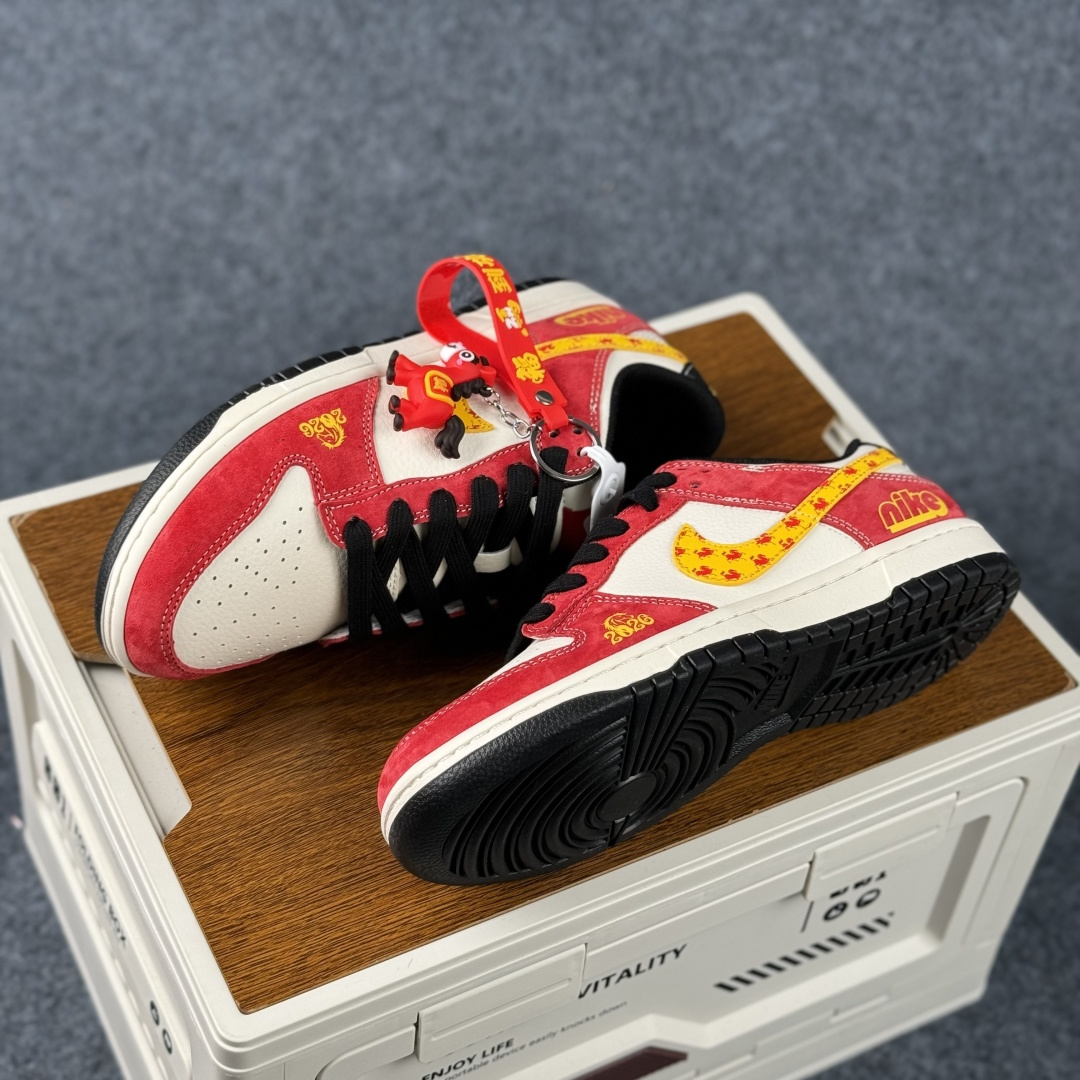 Nike Dunk Low 2026 马年限定 以红色翻毛皮与白色皮革为鞋身主体 XT6998-126