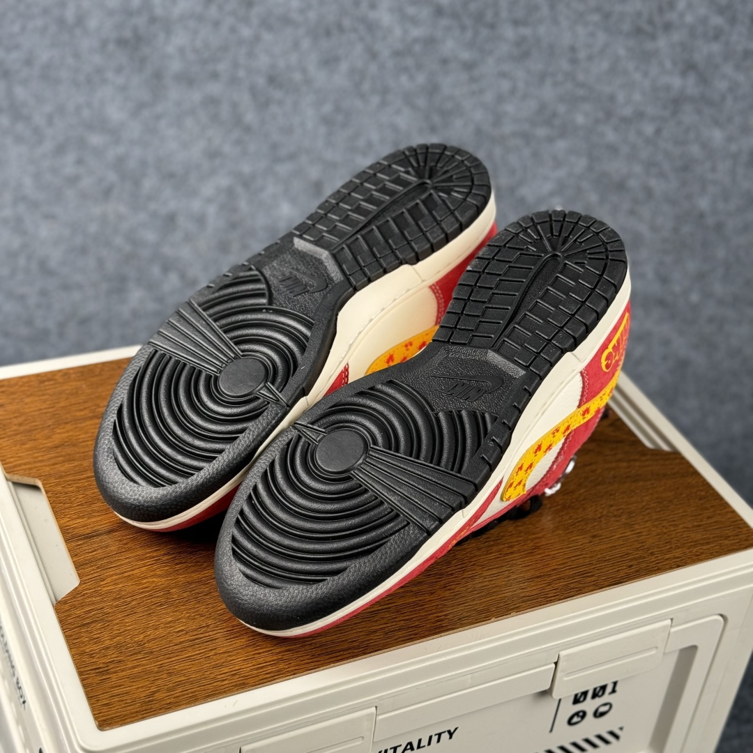 Nike Dunk Low 2026 马年限定 以红色翻毛皮与白色皮革为鞋身主体 XT6998-126