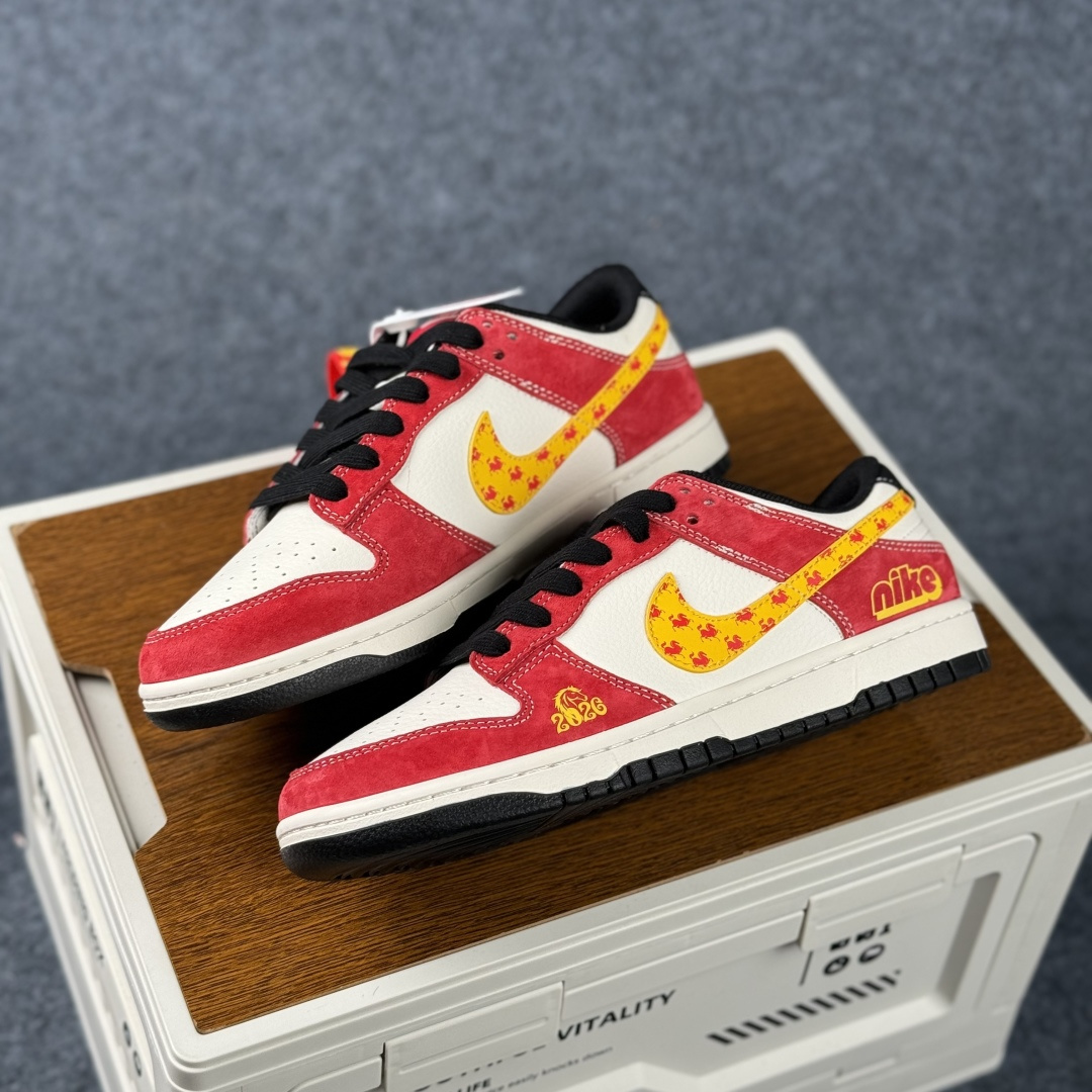 Nike Dunk Low 2026 马年限定 以红色翻毛皮与白色皮革为鞋身主体 XT6998-126