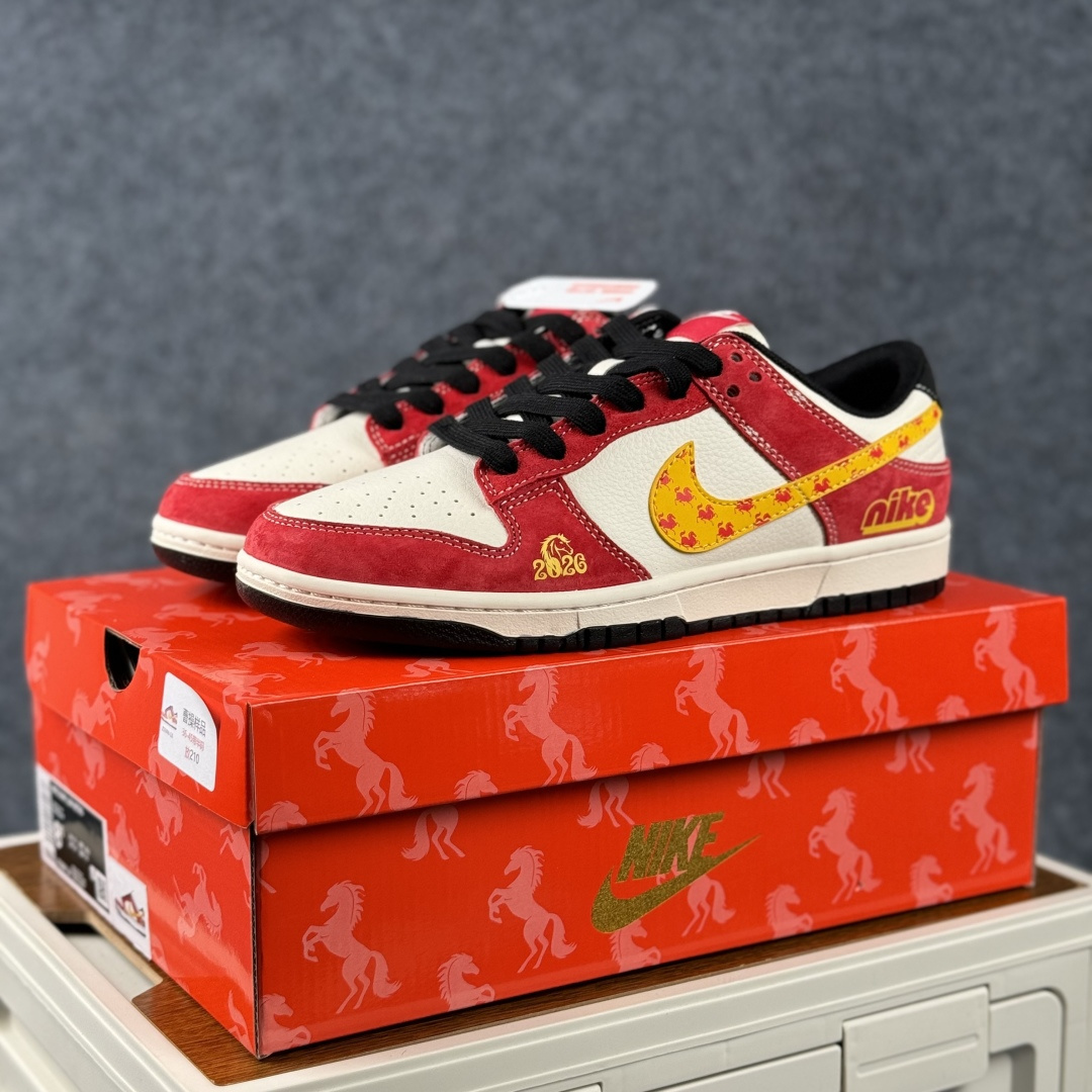 Nike Dunk Low 2026 马年限定 以红色翻毛皮与白色皮革为鞋身主体 XT6998-126
