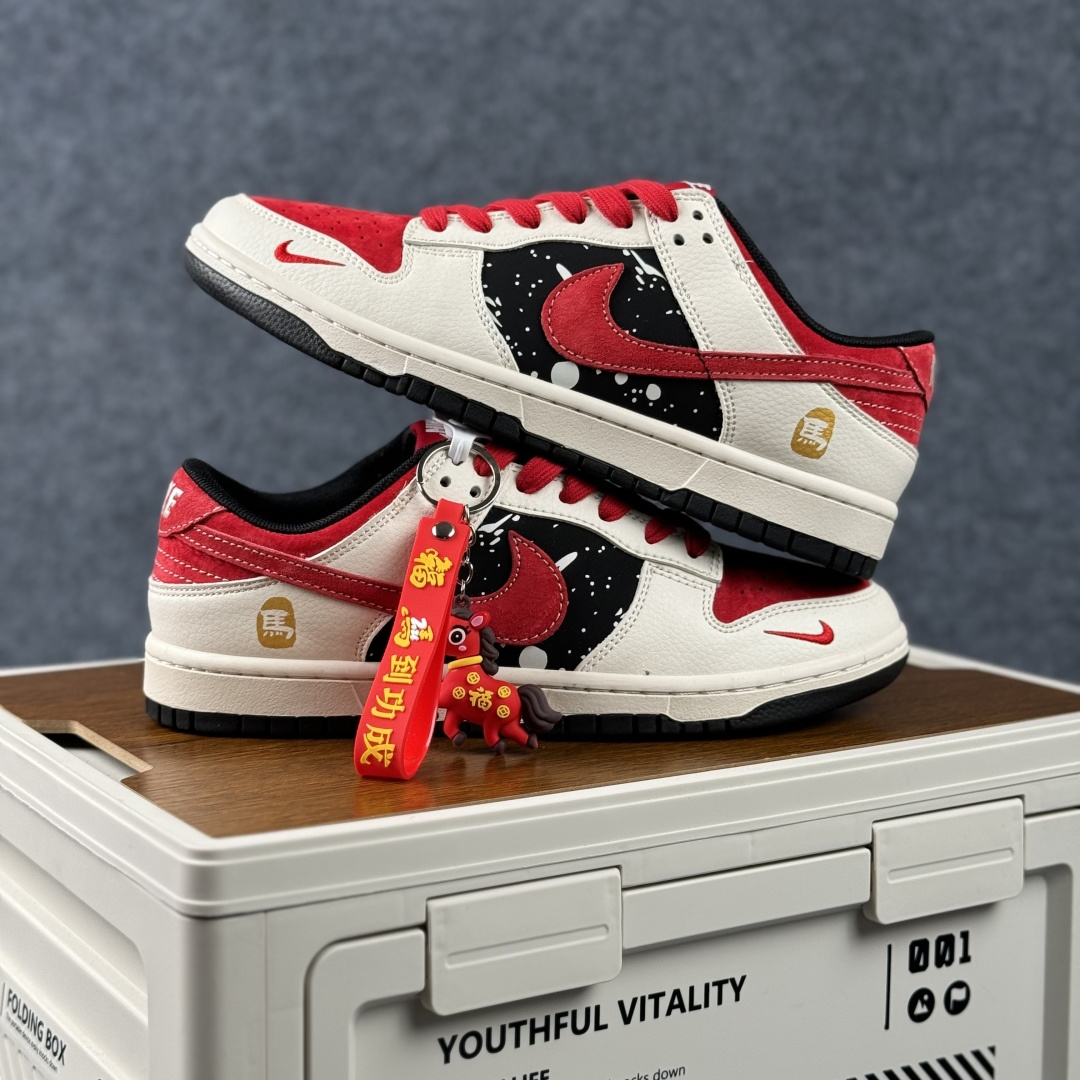 280 Nike Dunk Low Retro 马年限定 周年高端定制 低帮休闲板鞋 HG0026-007-Chinese UA Cheap High Quatity Brand Clothes Bags handbags Sneakers wholesale wholesaler seller from China Factory suppliers Fashion Clothing Shoes best Quality Beautiful Price 280 Nike Dunk Low Retro 马年限定 周年高端定制 低帮休闲板鞋 HG0026-007
