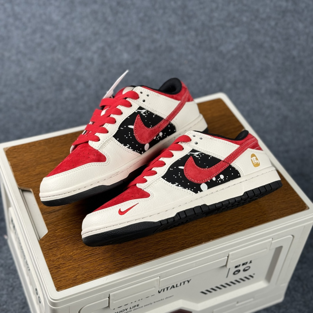 280 Nike Dunk Low Retro 马年限定 周年高端定制 低帮休闲板鞋 HG0026-007-Chinese UA Cheap High Quatity Brand Clothes Bags handbags Sneakers wholesale wholesaler seller from China Factory suppliers Fashion Clothing Shoes best Quality Beautiful Price 280 Nike Dunk Low Retro 马年限定 周年高端定制 低帮休闲板鞋 HG0026-007