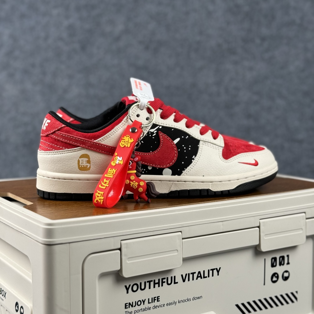 280 Nike Dunk Low Retro 马年限定 周年高端定制 低帮休闲板鞋 HG0026-007-Chinese UA Cheap High Quatity Brand Clothes Bags handbags Sneakers wholesale wholesaler seller from China Factory suppliers Fashion Clothing Shoes best Quality Beautiful Price 280 Nike Dunk Low Retro 马年限定 周年高端定制 低帮休闲板鞋 HG0026-007