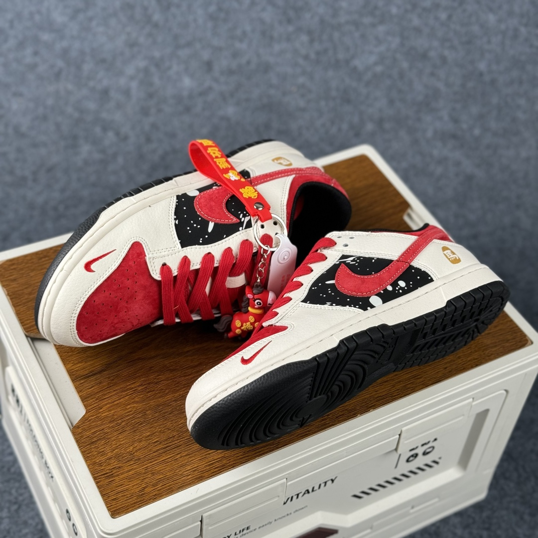 280 Nike Dunk Low Retro 马年限定 周年高端定制 低帮休闲板鞋 HG0026-007-Chinese UA Cheap High Quatity Brand Clothes Bags handbags Sneakers wholesale wholesaler seller from China Factory suppliers Fashion Clothing Shoes best Quality Beautiful Price 280 Nike Dunk Low Retro 马年限定 周年高端定制 低帮休闲板鞋 HG0026-007