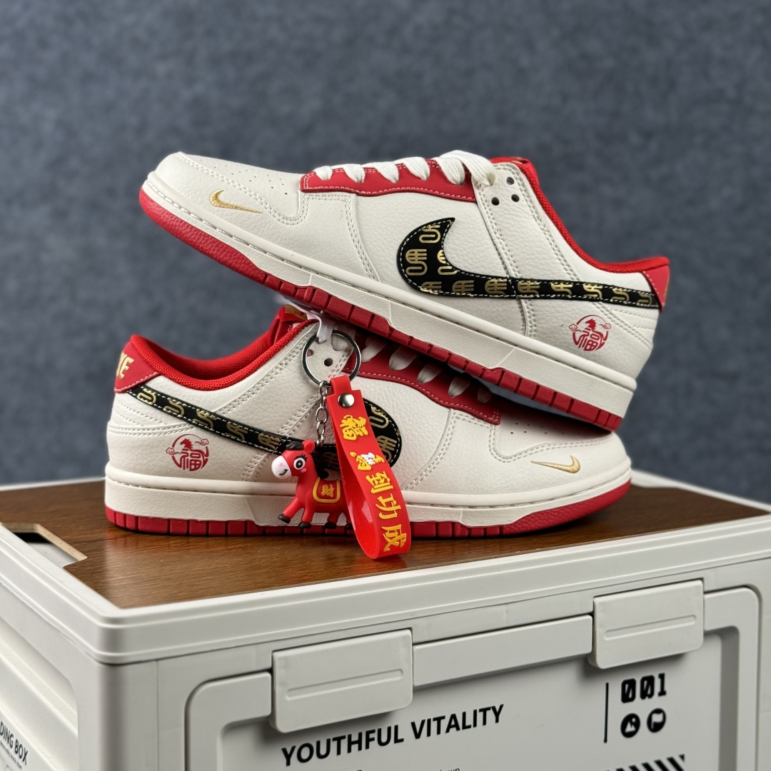 280 Nike Dunk Low Retro 马年限定 周年高端定制 低帮休闲板鞋 HG0026-010-Chinese UA Cheap High Quatity Brand Clothes Bags handbags Sneakers wholesale wholesaler seller from China Factory suppliers Fashion Clothing Shoes best Quality Beautiful Price 280 Nike Dunk Low Retro 马年限定 周年高端定制 低帮休闲板鞋 HG0026-010