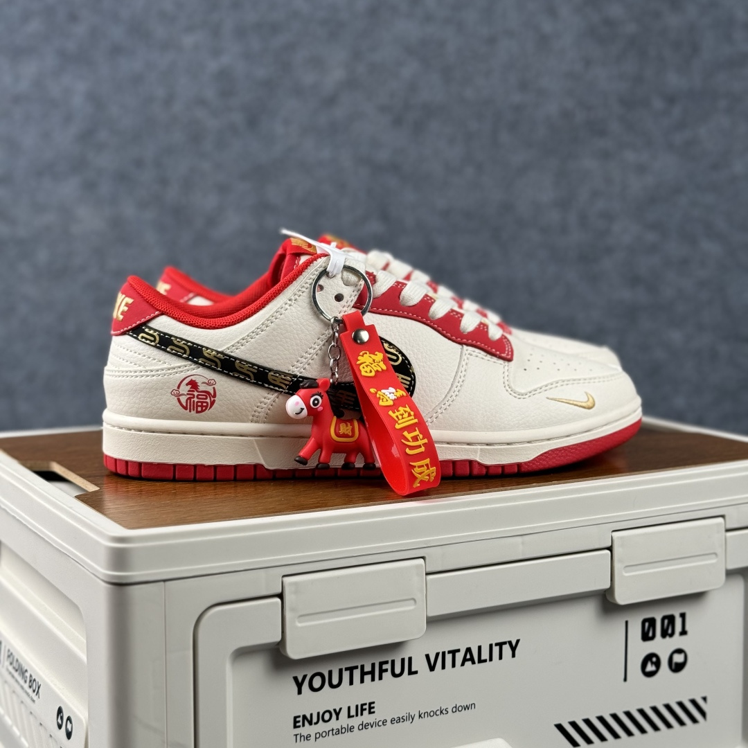 280 Nike Dunk Low Retro 马年限定 周年高端定制 低帮休闲板鞋 HG0026-010-Chinese UA Cheap High Quatity Brand Clothes Bags handbags Sneakers wholesale wholesaler seller from China Factory suppliers Fashion Clothing Shoes best Quality Beautiful Price 280 Nike Dunk Low Retro 马年限定 周年高端定制 低帮休闲板鞋 HG0026-010