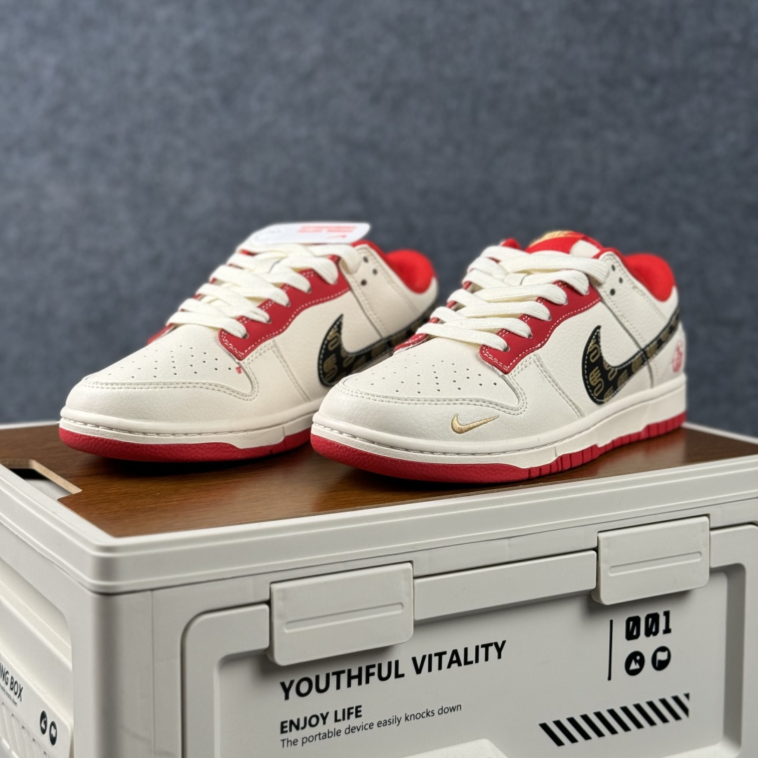 280 Nike Dunk Low Retro 马年限定 周年高端定制 低帮休闲板鞋 HG0026-010-Chinese UA Cheap High Quatity Brand Clothes Bags handbags Sneakers wholesale wholesaler seller from China Factory suppliers Fashion Clothing Shoes best Quality Beautiful Price 280 Nike Dunk Low Retro 马年限定 周年高端定制 低帮休闲板鞋 HG0026-010