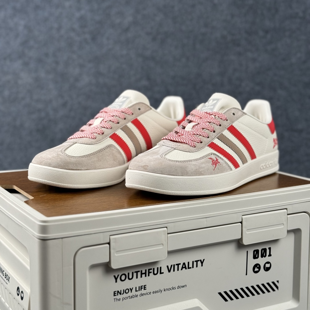 Adidas Handball Spezial Sanba 马年限定 LX0905 阿迪达斯经典款 桑巴德训 复古休闲板鞋-Top High Quatity Cheap Sneakers Fashion Clothing Clothes Bags handbags Shoes of all Brand wholesale With The best Quality And Beautiful Price from China Factory Chinese suppliers wholesaler seller Adidas Handball Spezial Sanba 马年限定 LX0905 阿迪达斯经典款 桑巴德训 复古休闲板鞋