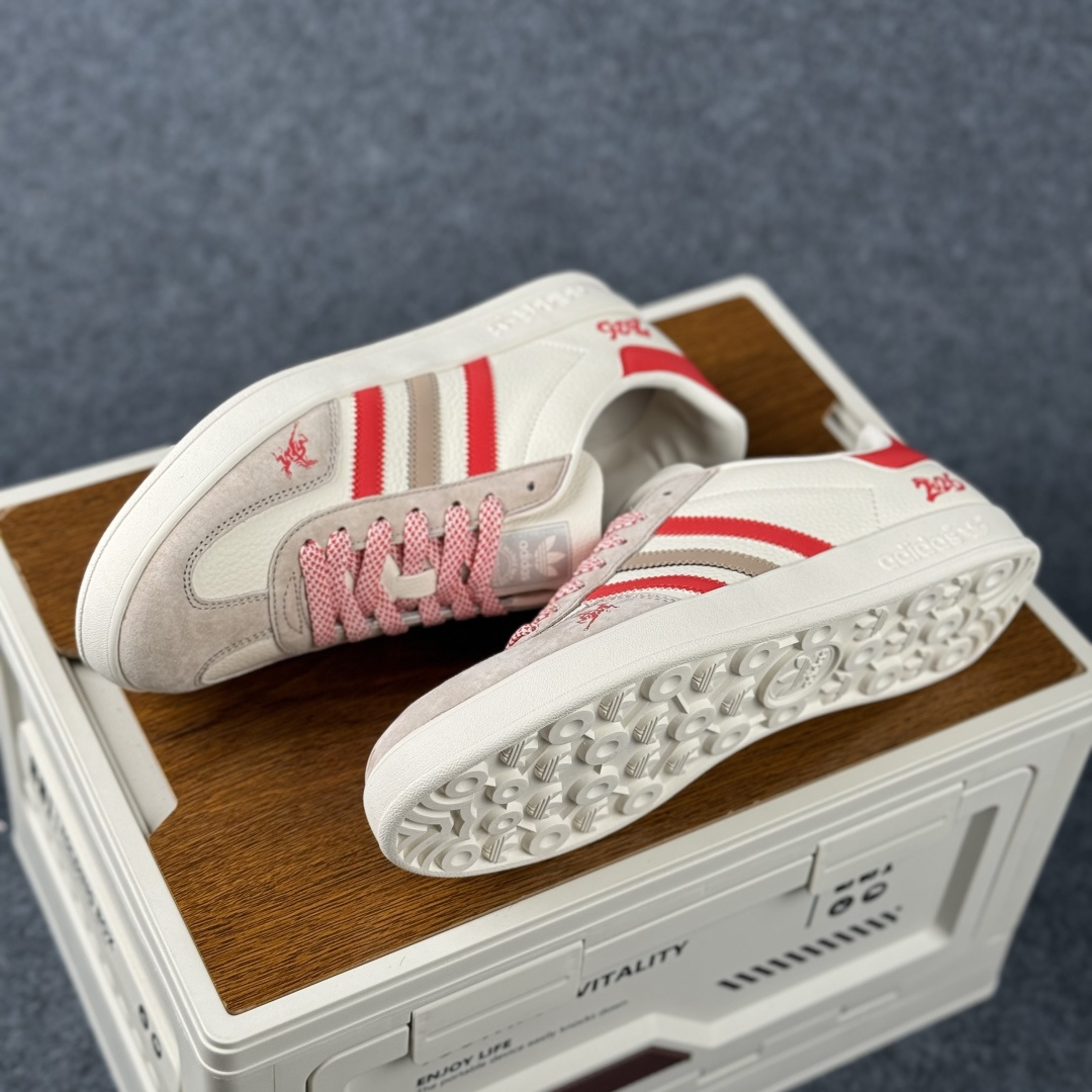 Adidas Handball Spezial Sanba 马年限定 LX0905 阿迪达斯经典款 桑巴德训 复古休闲板鞋-Top High Quatity Cheap Sneakers Fashion Clothing Clothes Bags handbags Shoes of all Brand wholesale With The best Quality And Beautiful Price from China Factory Chinese suppliers wholesaler seller Adidas Handball Spezial Sanba 马年限定 LX0905 阿迪达斯经典款 桑巴德训 复古休闲板鞋