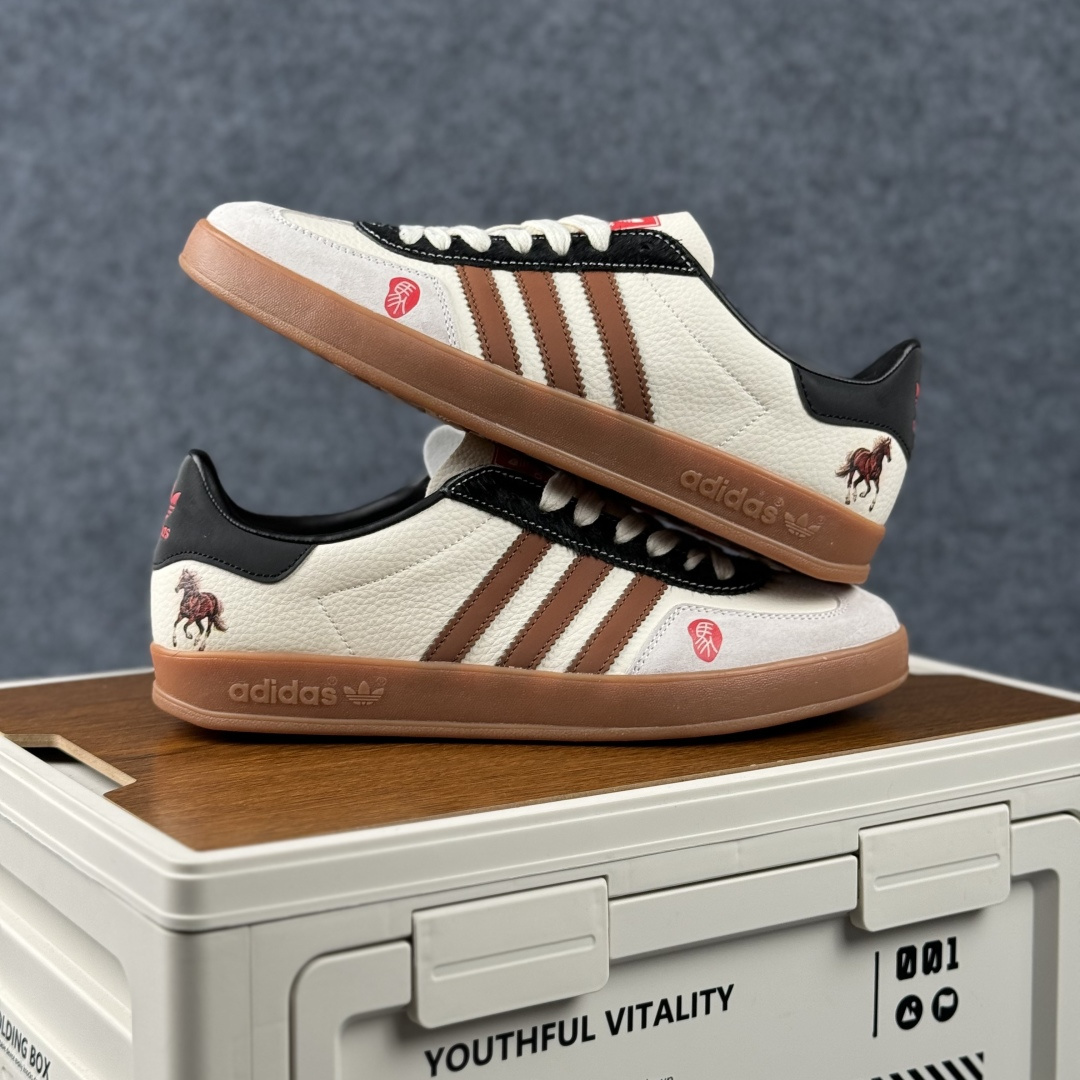 Adidas Handball Spezial Sanba 马年限定 LX0904 阿迪达斯经典款 桑巴德训 复古休闲板鞋-Top High Quatity Cheap Sneakers Fashion Clothing Clothes Bags handbags Shoes of all Brand wholesale With The best Quality And Beautiful Price from China Factory Chinese suppliers wholesaler seller Adidas Handball Spezial Sanba 马年限定 LX0904 阿迪达斯经典款 桑巴德训 复古休闲板鞋