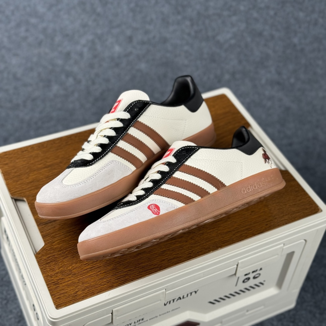 Adidas Handball Spezial Sanba 马年限定 LX0904 阿迪达斯经典款 桑巴德训 复古休闲板鞋-Top High Quatity Cheap Sneakers Fashion Clothing Clothes Bags handbags Shoes of all Brand wholesale With The best Quality And Beautiful Price from China Factory Chinese suppliers wholesaler seller Adidas Handball Spezial Sanba 马年限定 LX0904 阿迪达斯经典款 桑巴德训 复古休闲板鞋