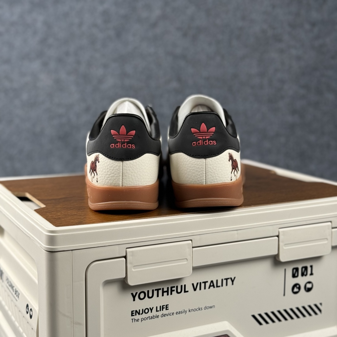 Adidas Handball Spezial Sanba 马年限定 LX0904 阿迪达斯经典款 桑巴德训 复古休闲板鞋-Top High Quatity Cheap Sneakers Fashion Clothing Clothes Bags handbags Shoes of all Brand wholesale With The best Quality And Beautiful Price from China Factory Chinese suppliers wholesaler seller Adidas Handball Spezial Sanba 马年限定 LX0904 阿迪达斯经典款 桑巴德训 复古休闲板鞋