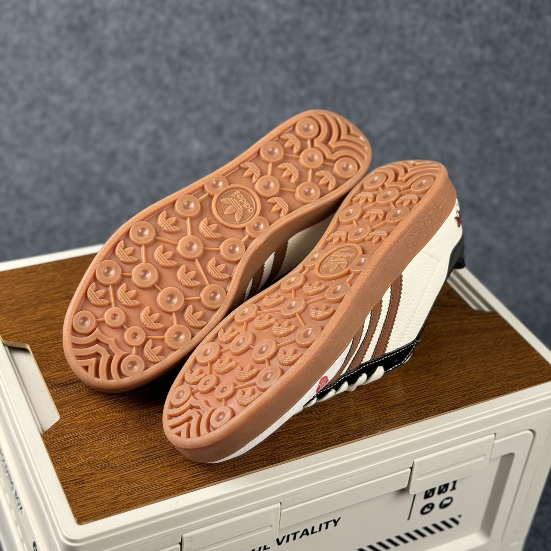 Adidas Handball Spezial Sanba 马年限定 LX0904 阿迪达斯经典款 桑巴德训 复古休闲板鞋-Top High Quatity Cheap Sneakers Fashion Clothing Clothes Bags handbags Shoes of all Brand wholesale With The best Quality And Beautiful Price from China Factory Chinese suppliers wholesaler seller Adidas Handball Spezial Sanba 马年限定 LX0904 阿迪达斯经典款 桑巴德训 复古休闲板鞋