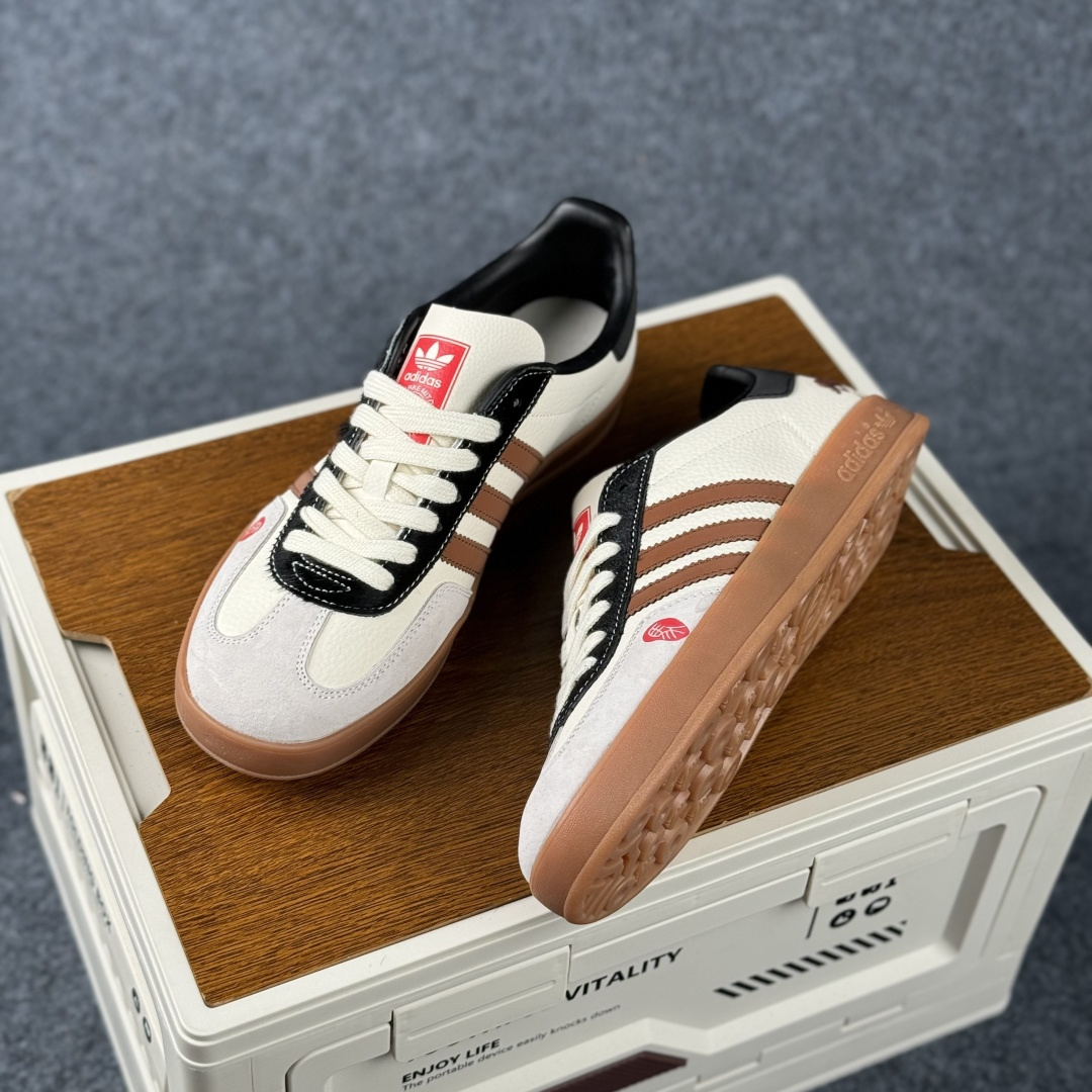 Adidas Handball Spezial Sanba 马年限定 LX0904 阿迪达斯经典款 桑巴德训 复古休闲板鞋-Top High Quatity Cheap Sneakers Fashion Clothing Clothes Bags handbags Shoes of all Brand wholesale With The best Quality And Beautiful Price from China Factory Chinese suppliers wholesaler seller Adidas Handball Spezial Sanba 马年限定 LX0904 阿迪达斯经典款 桑巴德训 复古休闲板鞋