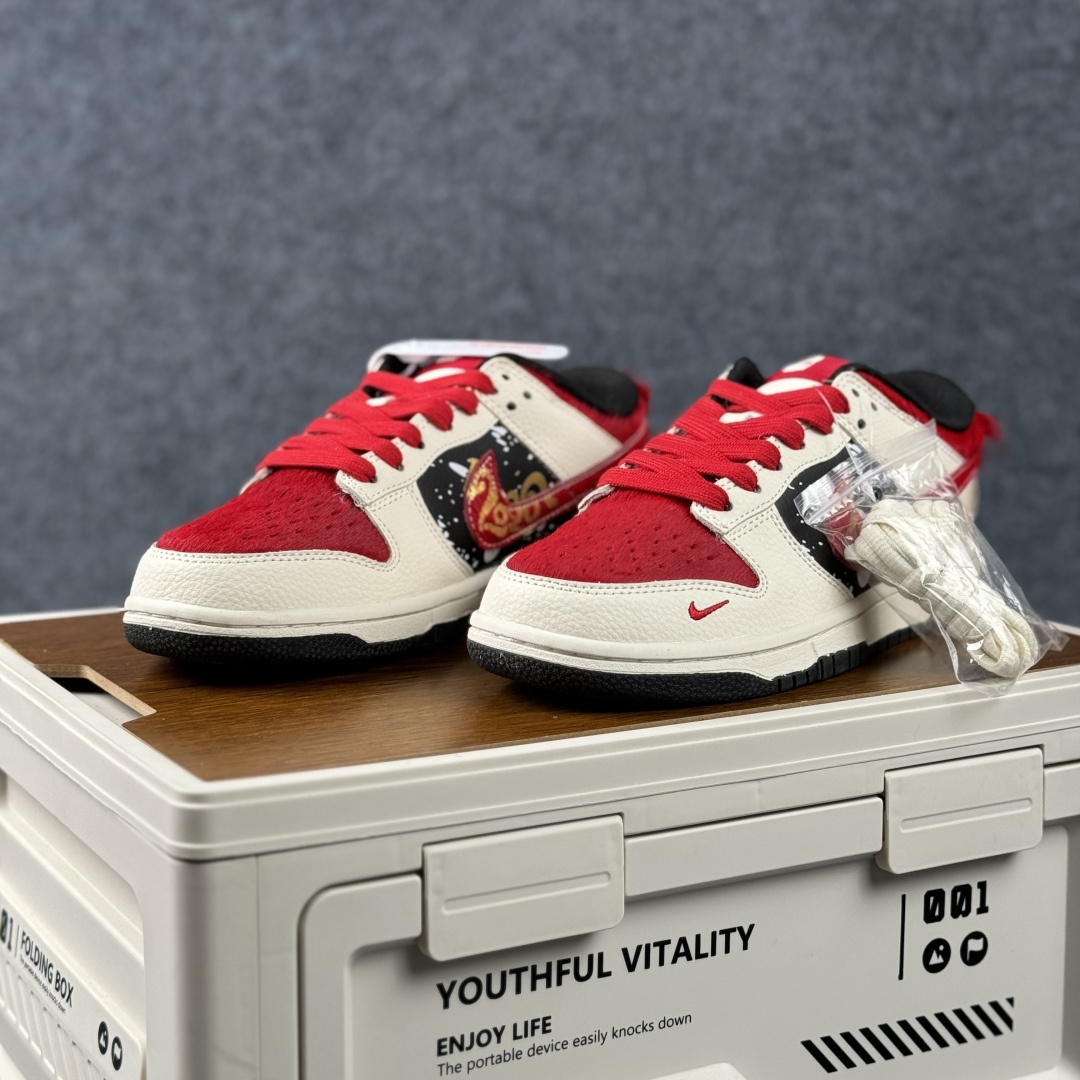 280 Nike SB Dunk Low 马年联名 白金红马毛 高端定制 低帮休闲滑板鞋 DS6608-019-Chinese UA Cheap High Quatity Brand Clothes Bags handbags Sneakers wholesale wholesaler seller from China Factory suppliers Fashion Clothing Shoes best Quality Beautiful Price 280 Nike SB Dunk Low 马年联名 白金红马毛 高端定制 低帮休闲滑板鞋 DS6608-019