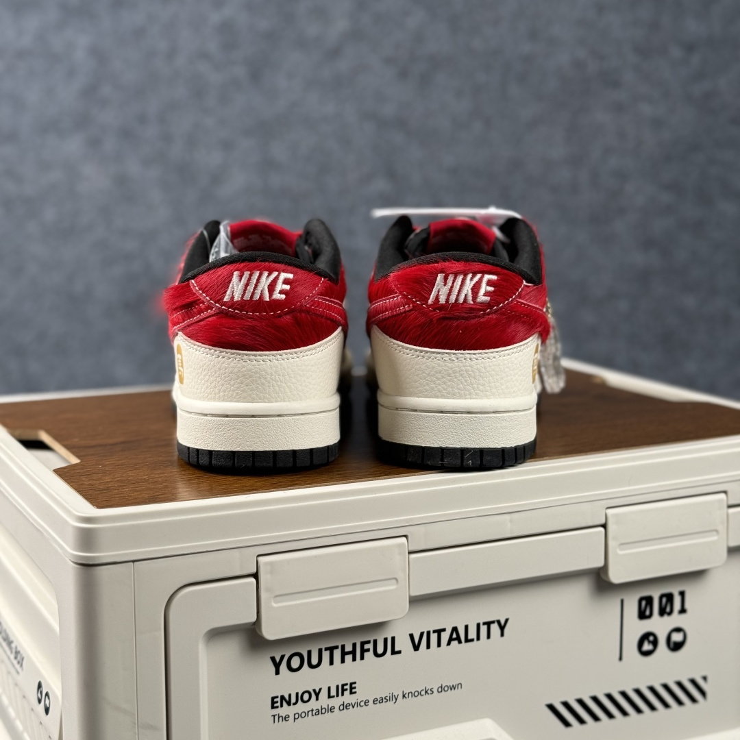 280 Nike SB Dunk Low 马年联名 白金红马毛 高端定制 低帮休闲滑板鞋 DS6608-019-Chinese UA Cheap High Quatity Brand Clothes Bags handbags Sneakers wholesale wholesaler seller from China Factory suppliers Fashion Clothing Shoes best Quality Beautiful Price 280 Nike SB Dunk Low 马年联名 白金红马毛 高端定制 低帮休闲滑板鞋 DS6608-019