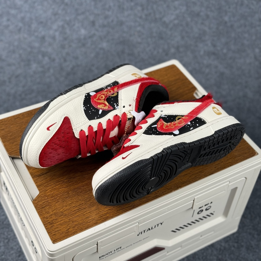 280 Nike SB Dunk Low 马年联名 白金红马毛 高端定制 低帮休闲滑板鞋 DS6608-019-Chinese UA Cheap High Quatity Brand Clothes Bags handbags Sneakers wholesale wholesaler seller from China Factory suppliers Fashion Clothing Shoes best Quality Beautiful Price 280 Nike SB Dunk Low 马年联名 白金红马毛 高端定制 低帮休闲滑板鞋 DS6608-019