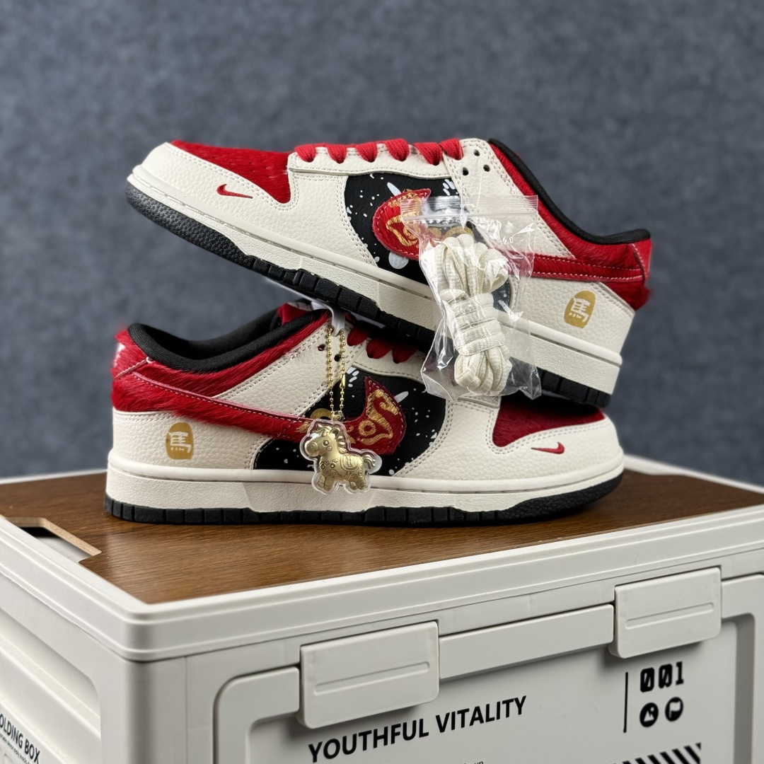 280 Nike SB Dunk Low 马年联名 白金红马毛 高端定制 低帮休闲滑板鞋 DS6608-019-Chinese UA Cheap High Quatity Brand Clothes Bags handbags Sneakers wholesale wholesaler seller from China Factory suppliers Fashion Clothing Shoes best Quality Beautiful Price 280 Nike SB Dunk Low 马年联名 白金红马毛 高端定制 低帮休闲滑板鞋 DS6608-019