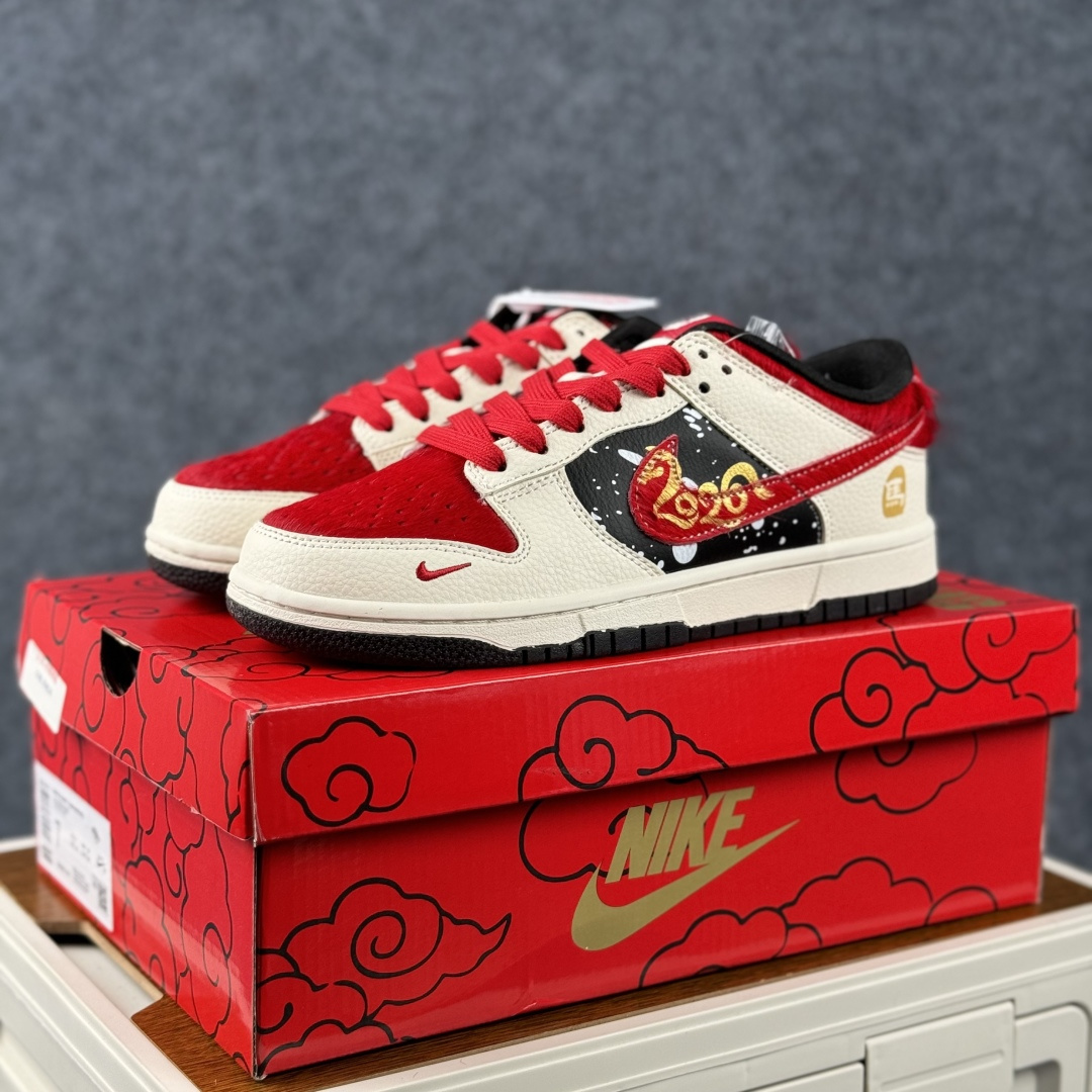 280 Nike SB Dunk Low 马年联名 白金红马毛 高端定制 低帮休闲滑板鞋 DS6608-019-Chinese UA Cheap High Quatity Brand Clothes Bags handbags Sneakers wholesale wholesaler seller from China Factory suppliers Fashion Clothing Shoes best Quality Beautiful Price 280 Nike SB Dunk Low 马年联名 白金红马毛 高端定制 低帮休闲滑板鞋 DS6608-019