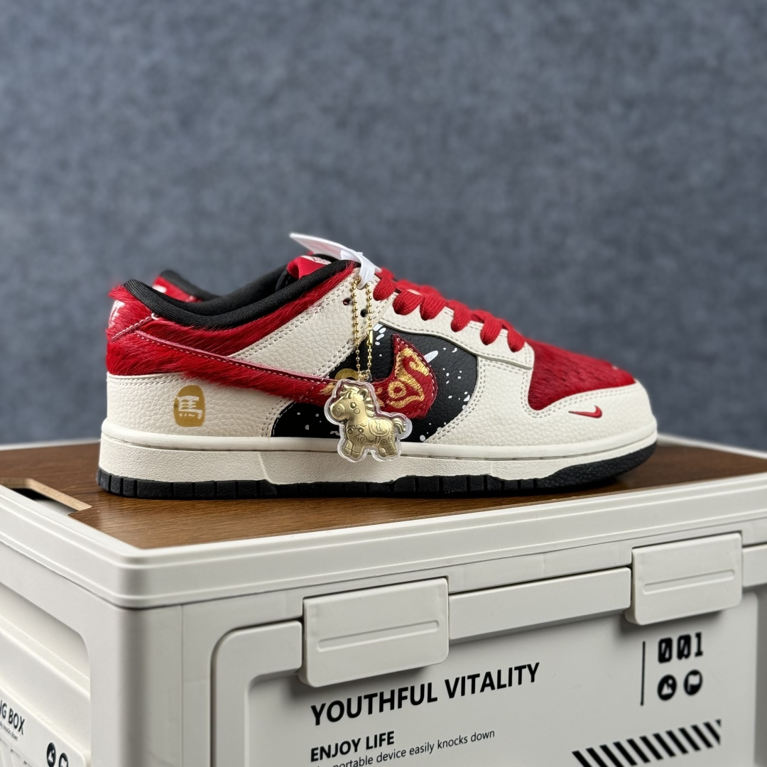 280 Nike SB Dunk Low 马年联名 白金红马毛 高端定制 低帮休闲滑板鞋 DS6608-019-Chinese UA Cheap High Quatity Brand Clothes Bags handbags Sneakers wholesale wholesaler seller from China Factory suppliers Fashion Clothing Shoes best Quality Beautiful Price 280 Nike SB Dunk Low 马年联名 白金红马毛 高端定制 低帮休闲滑板鞋 DS6608-019