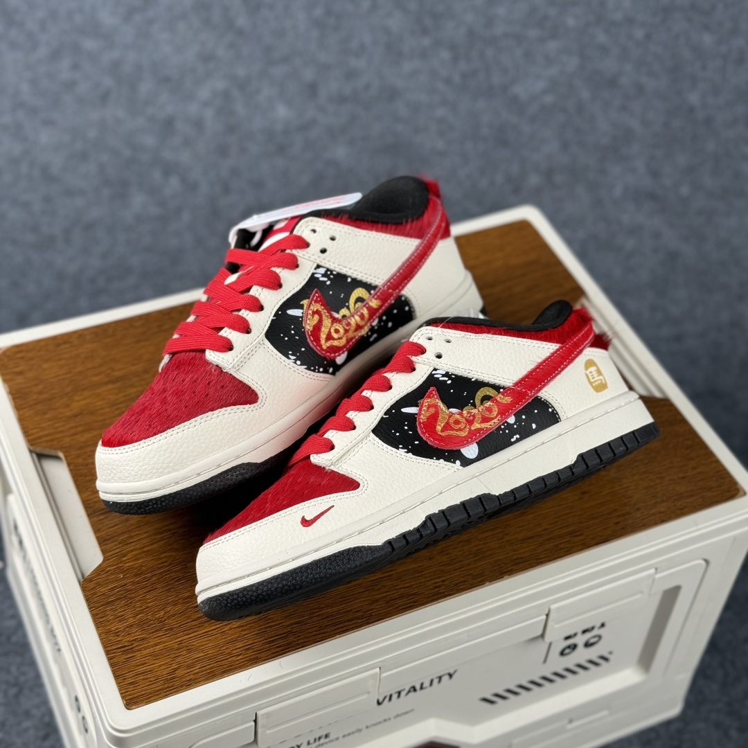 280 Nike SB Dunk Low 马年联名 白金红马毛 高端定制 低帮休闲滑板鞋 DS6608-019-Chinese UA Cheap High Quatity Brand Clothes Bags handbags Sneakers wholesale wholesaler seller from China Factory suppliers Fashion Clothing Shoes best Quality Beautiful Price 280 Nike SB Dunk Low 马年联名 白金红马毛 高端定制 低帮休闲滑板鞋 DS6608-019