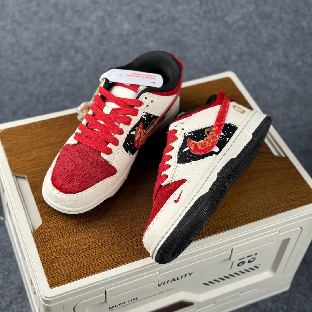 280 Nike SB Dunk Low 马年联名 白金红马毛 高端定制 低帮休闲滑板鞋 DS6608-019-Chinese UA Cheap High Quatity Brand Clothes Bags handbags Sneakers wholesale wholesaler seller from China Factory suppliers Fashion Clothing Shoes best Quality Beautiful Price 280 Nike SB Dunk Low 马年联名 白金红马毛 高端定制 低帮休闲滑板鞋 DS6608-019