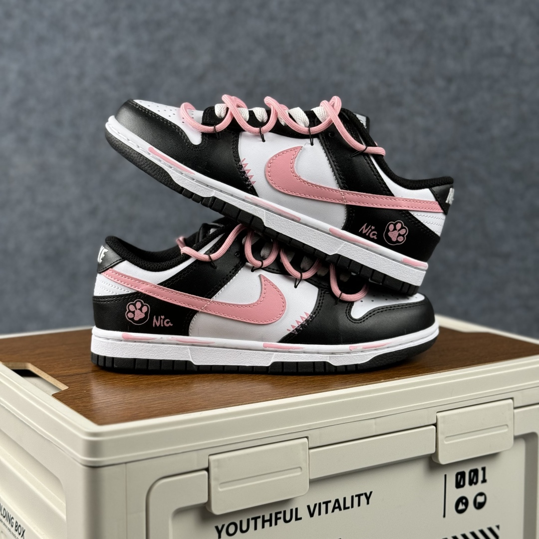 230 Nike SB Dunk Low 猫爪黑粉 解构绑带休闲板鞋 DD1503-101-Chinese UA Cheap High Quatity Brand Clothes Bags handbags Sneakers wholesale wholesaler seller from China Factory suppliers Fashion Clothing Shoes best Quality Beautiful Price 230 Nike SB Dunk Low 猫爪黑粉 解构绑带休闲板鞋 DD1503-101