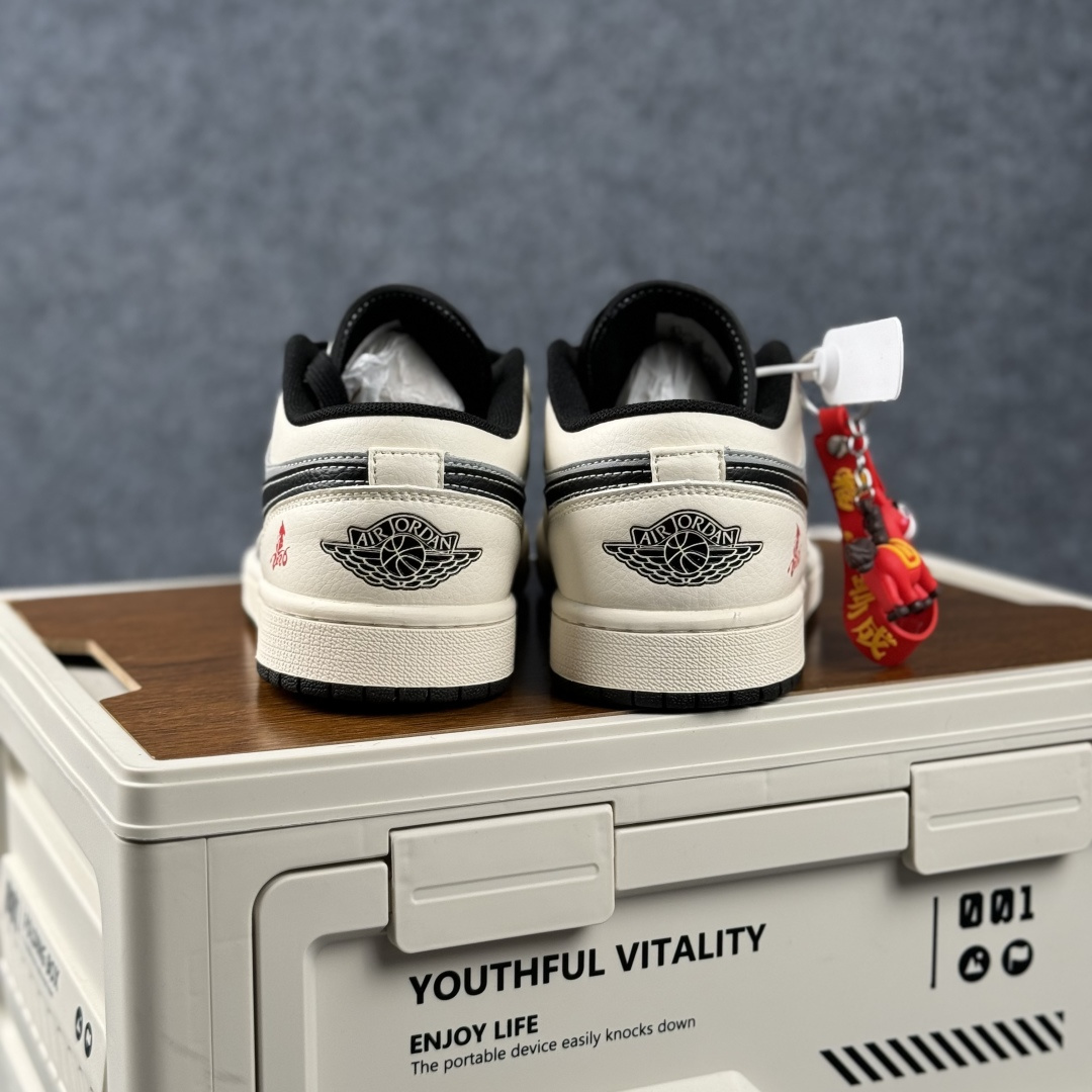 280 Air Jordan 1 Low AJ1 乔1 2026 马年限定 高端定制 低帮复古篮球鞋 FF9989-034-Chinese UA Cheap High Quatity Brand Clothes Bags handbags Sneakers wholesale wholesaler seller from China Factory suppliers Fashion Clothing Shoes best Quality Beautiful Price 280 Air Jordan 1 Low AJ1 乔1 2026 马年限定 高端定制 低帮复古篮球鞋 FF9989-034